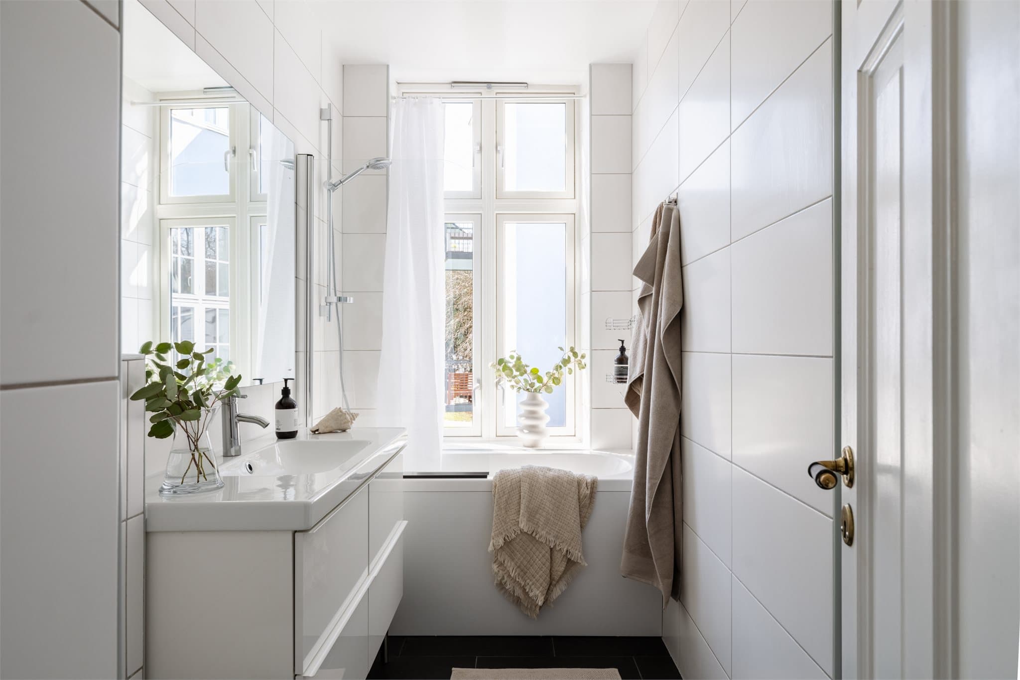 Flislagt bad med varmekabler i gulvet, badekar og dusjhjørne. Servantskapet er nytt fra 2022.