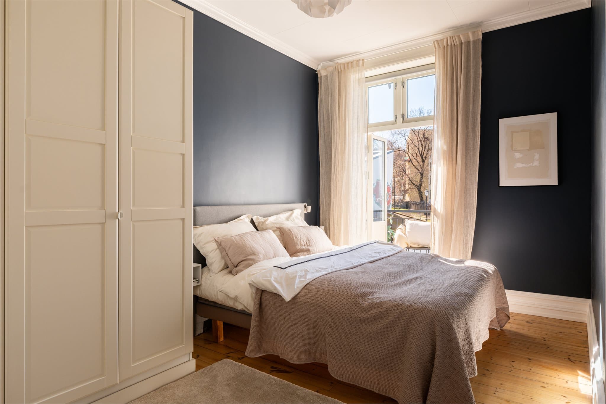 Hovedsoverommet vender mot en rolig og skjermet bakgård, og har direkte utgang til leilighetens balkong.