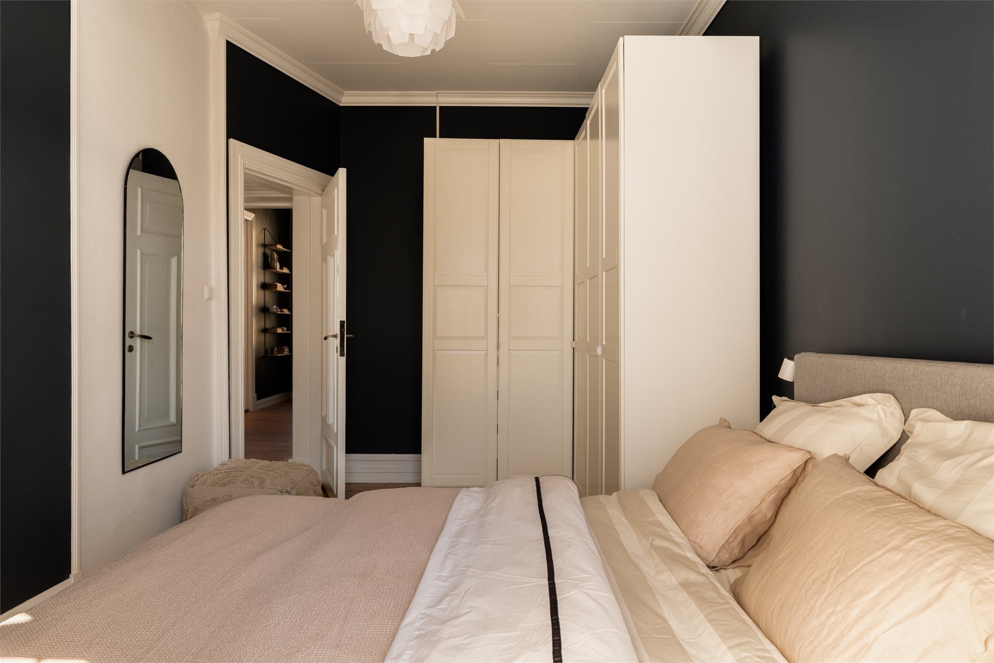 Rommet har god plass til en stor garderobeløsning.