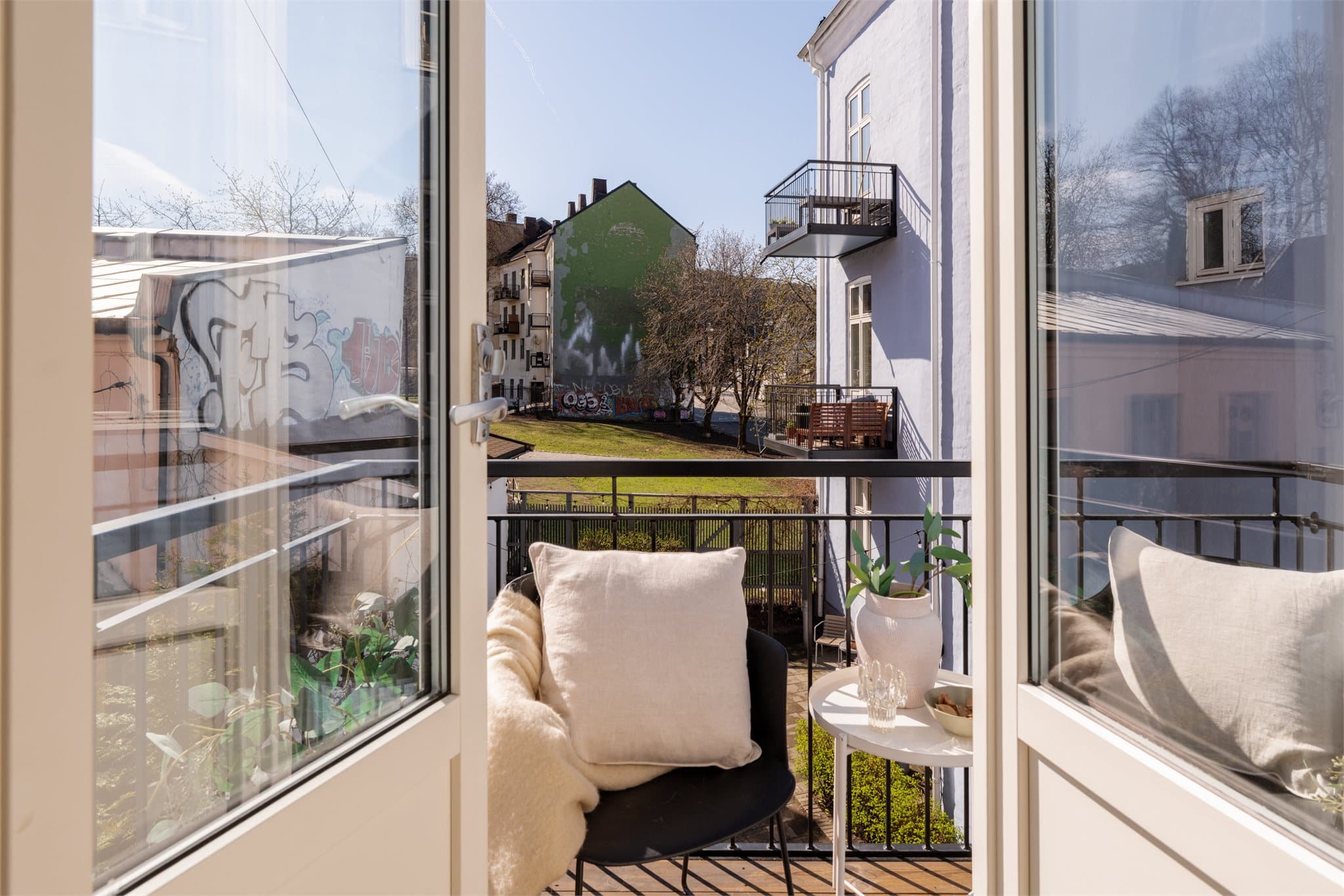 Balkongen på 3,3 m² er en privat uteplass med plass til en sittegruppe.