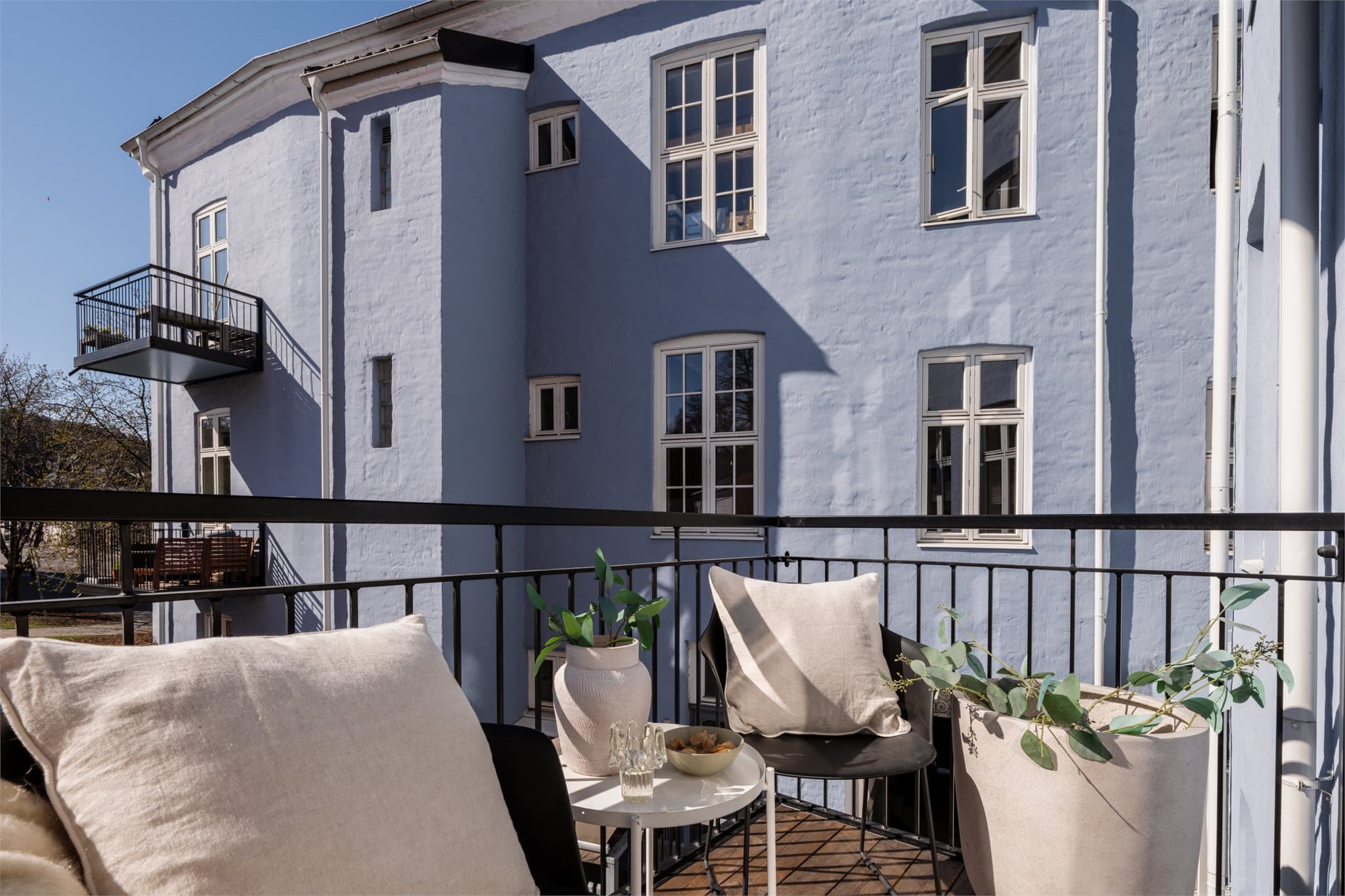 Balkongen er en stålkonstruksjon med terrassebord, oppført i 2019. Balkongdøren er fra samme år.