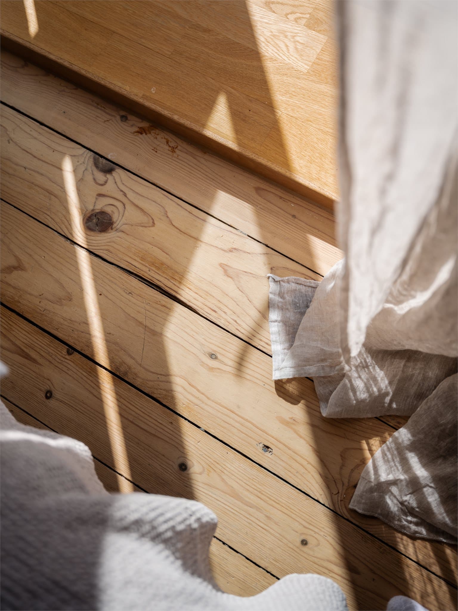 Leiligheten har bevart sjarmerende detaljer som originale tregulv. Det har blitt lagt nytt gulv på soverom (2018) og i entré (2020).