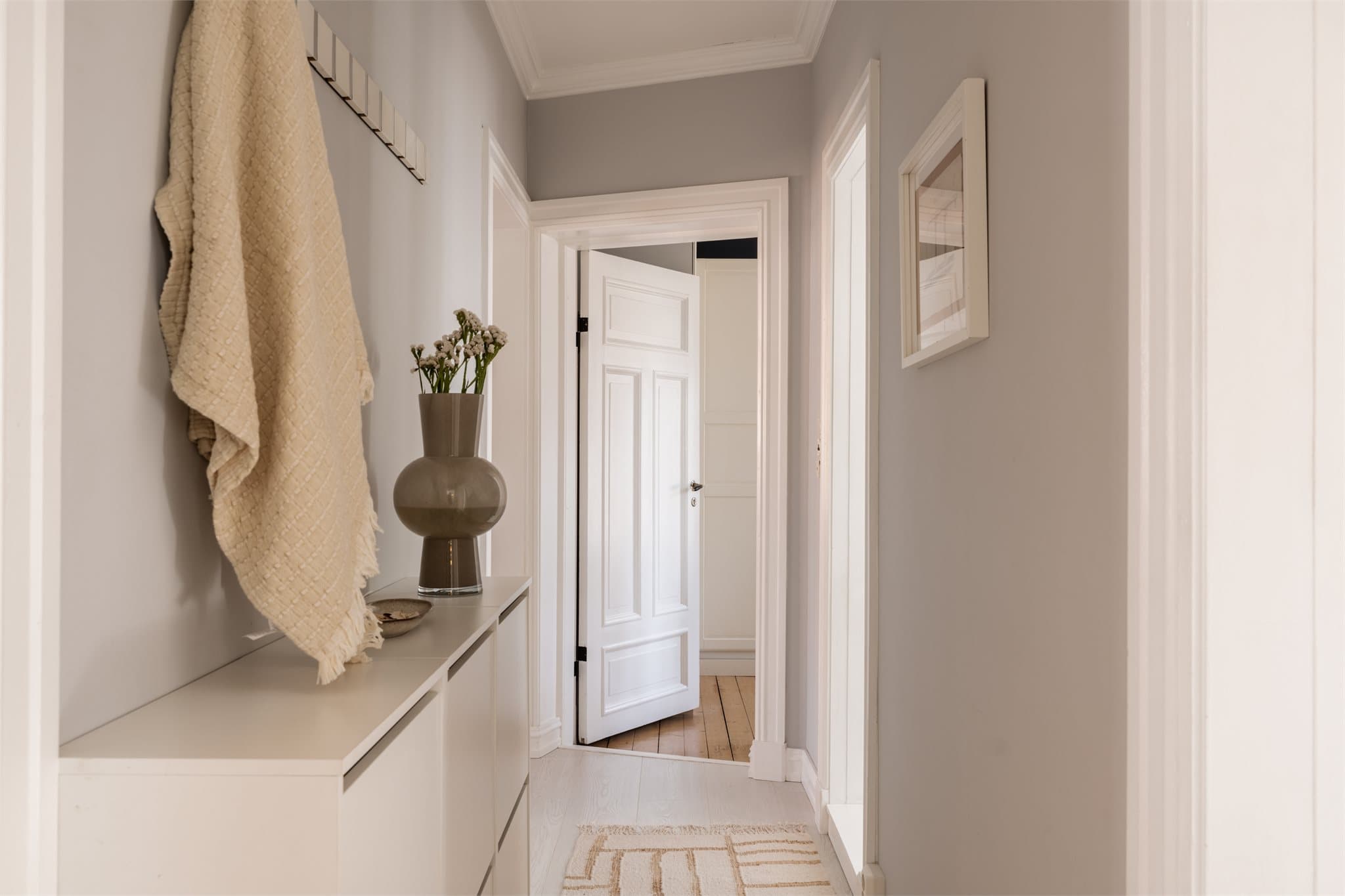 Fra entreen er det tilgang til alle rom i leiligheten, noe som gir en god intern logistikk.