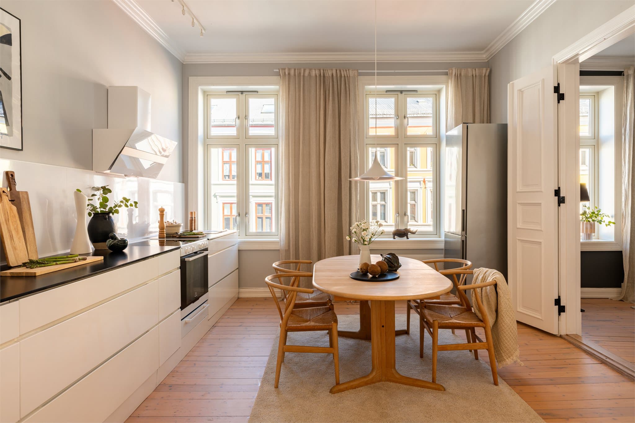 Her presenteres en vakker og klassisk 3-roms leilighet med gjennomgående god planløsning som er modernisert for å gi en mer åpen og sosial romflyt, samtidig som de opprinnelige, tidstypiske detaljene er godt ivaretatt.