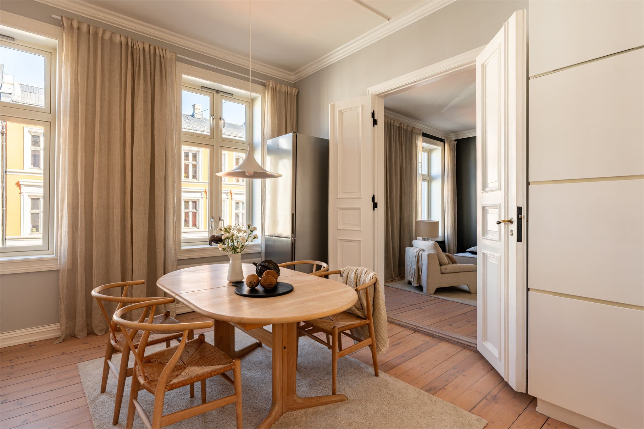 Rommet har god plass til spisegruppe ved vinduene