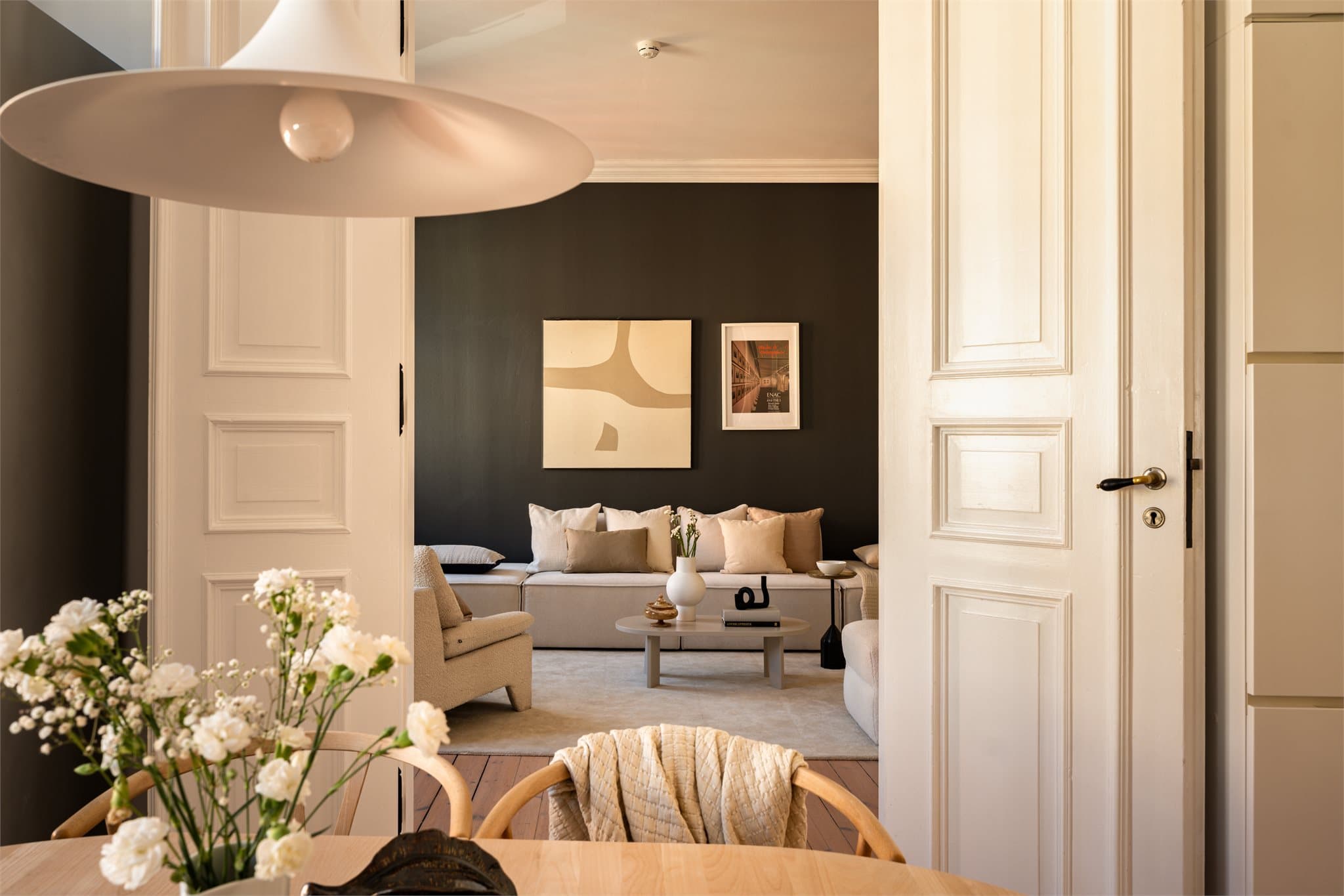 Klassiske detaljer som doble fløydører og god takhøyde gir en luftig og elegant atmosfære.