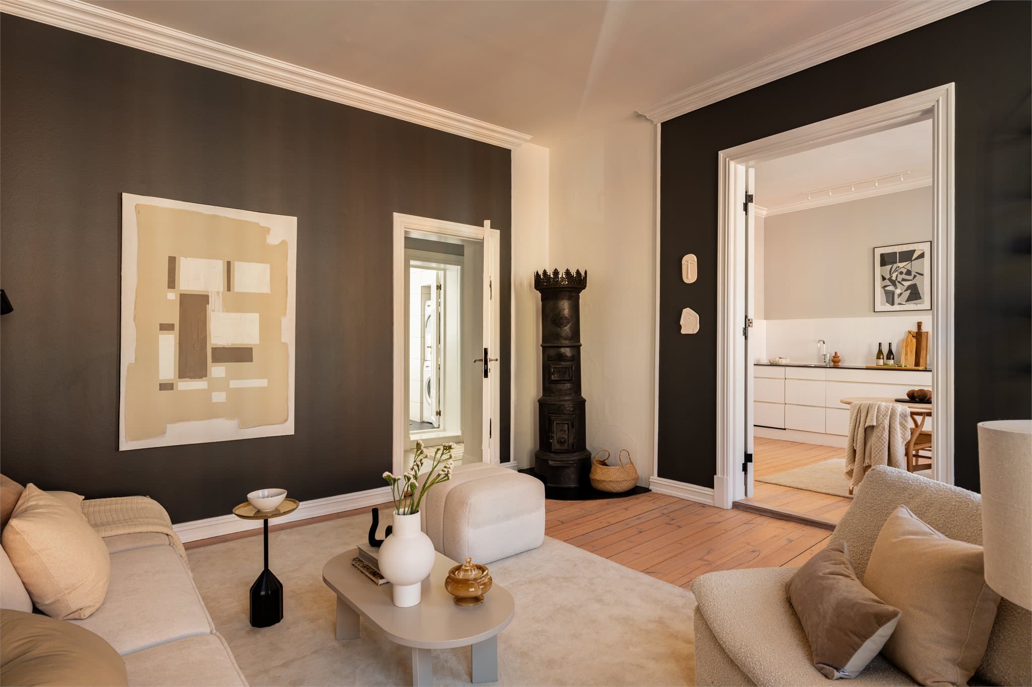 Med en takhøyde på 3,17 meter fremstår stuen som et stort og åpent oppholdsrom, noe som gir rommet et herskapelig preg.