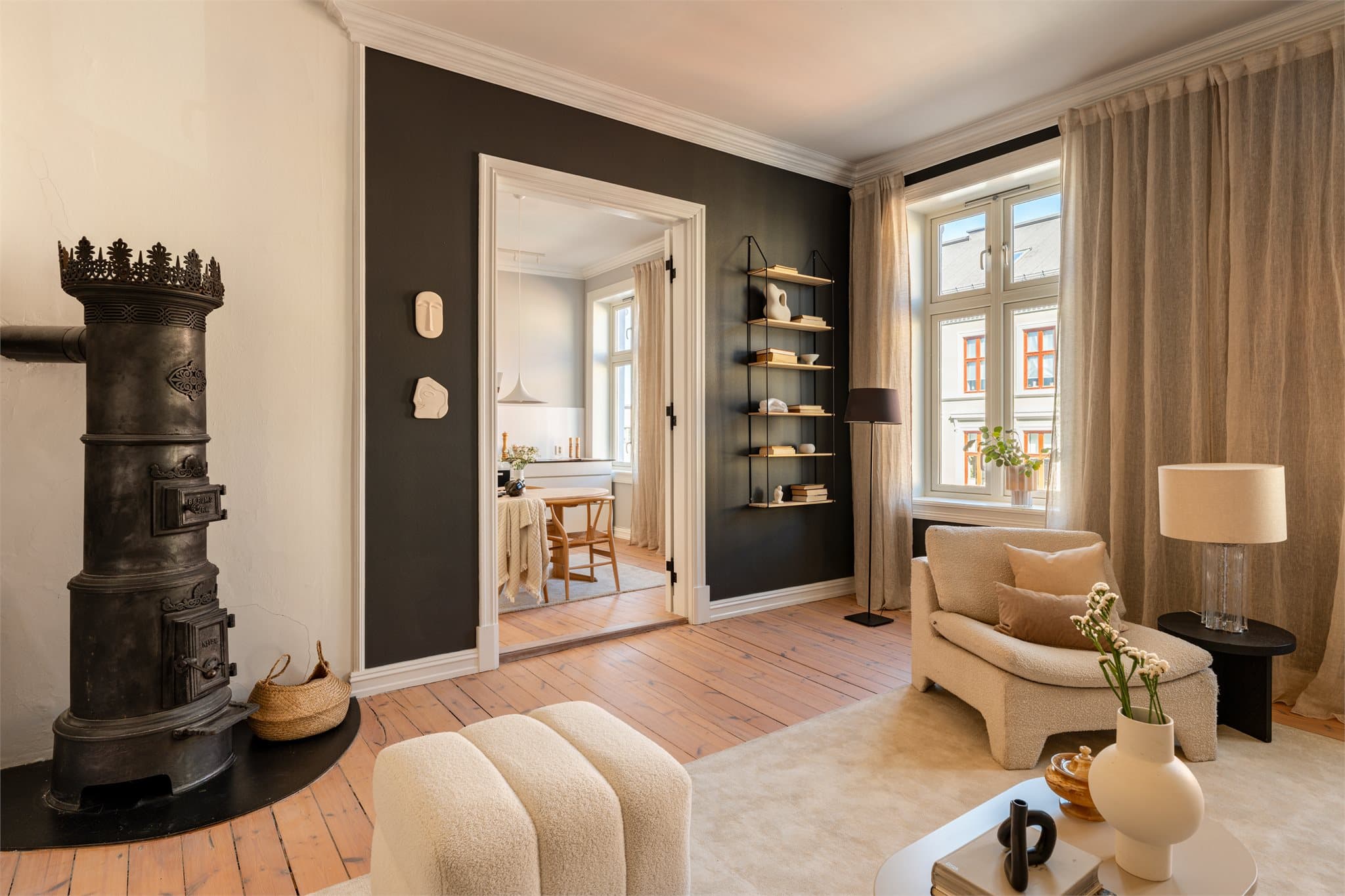 Den klassiske peisovnen fra Bærums verk gir både varme og karakter til rommet. Pipen er godkjent av feier i 2020.