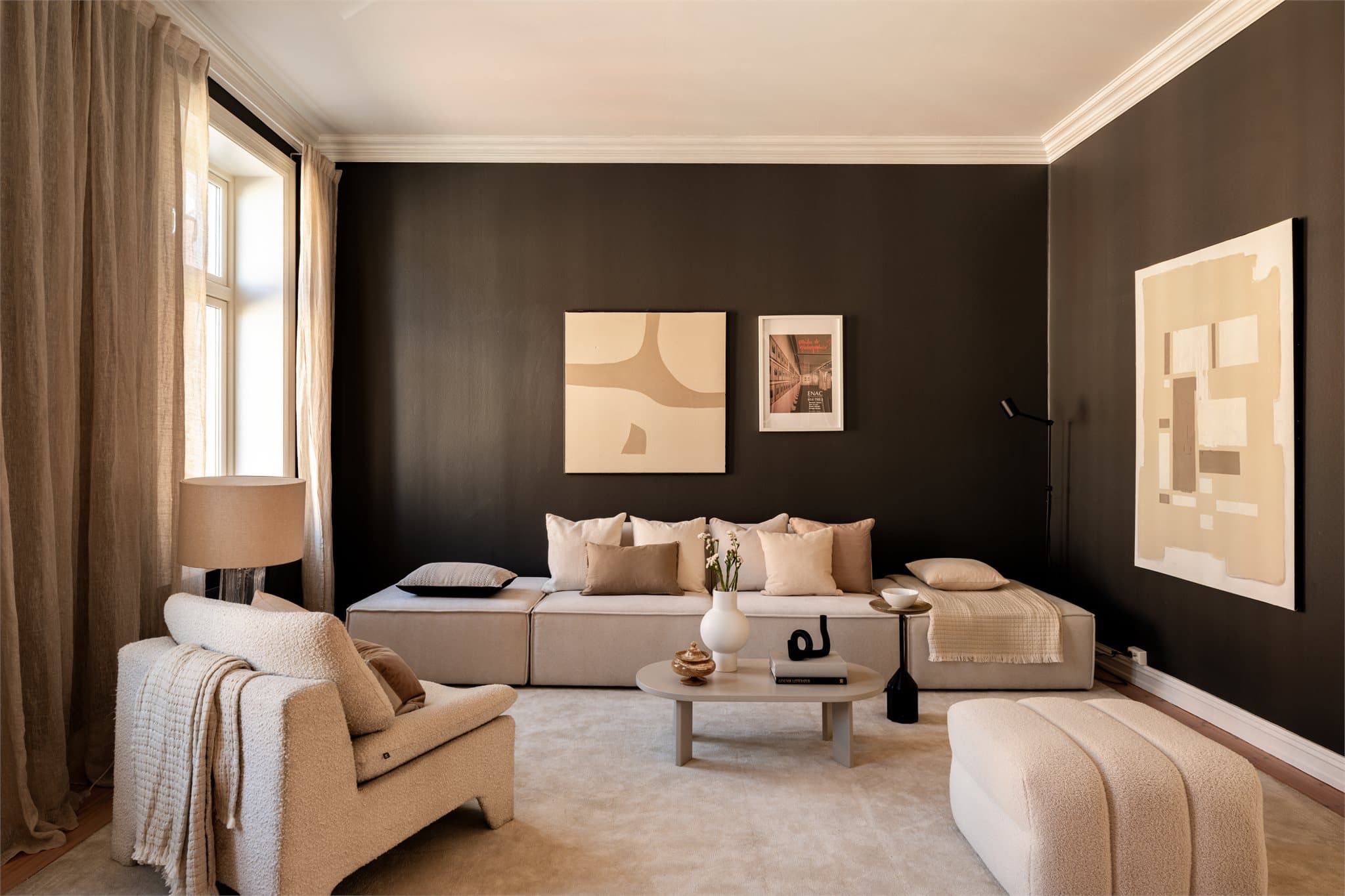 Stuen er lett å møblere og har god plass til både en stor sofagruppe og annet ønsket møblement.