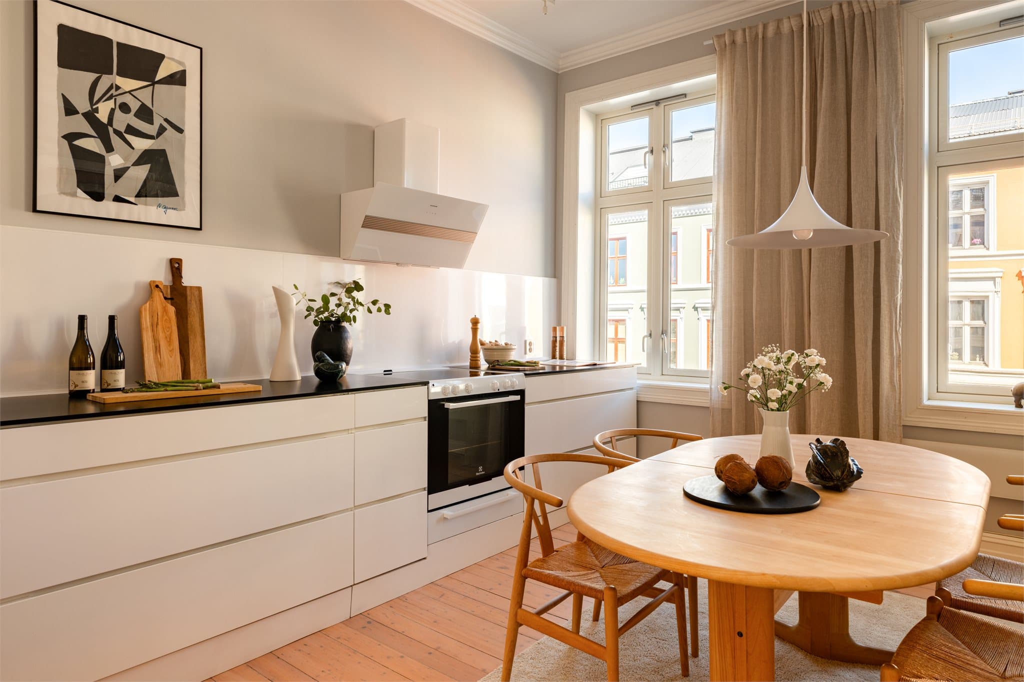 Kjøkkeninnredningen er fra Kvik og fremstår stilren med glatte fronter og benkeplate i slitesterk kompositt, som gir gode arbeidsflater.