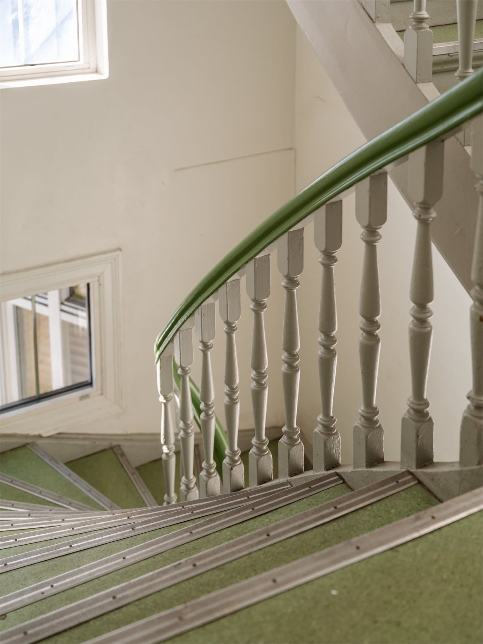 Bygården fra 1892 har en sjarmerende og velholdt felles trappeoppgang.