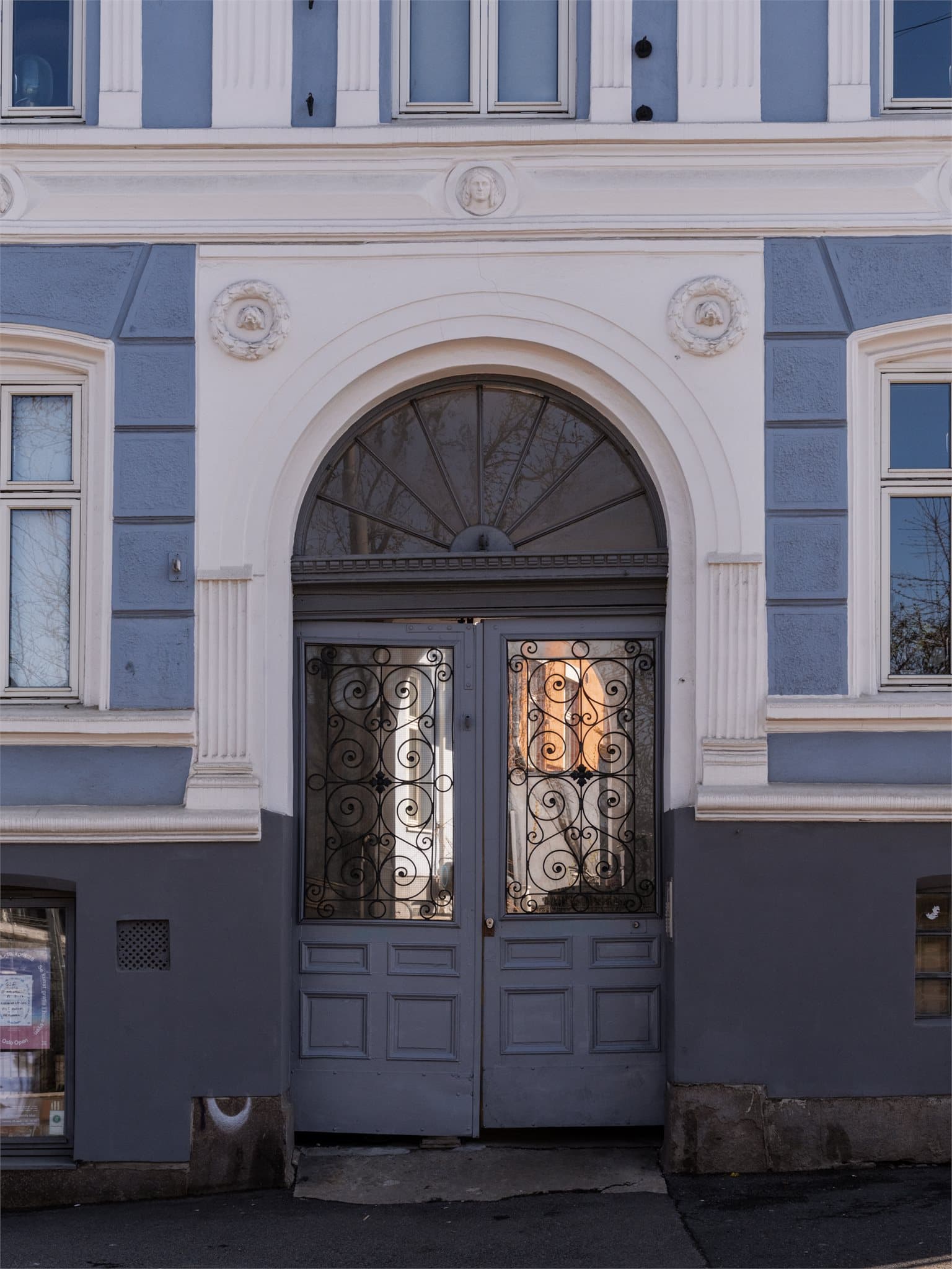 Den klassiske bygården fra 1892 har en representativ og tidstypisk fasade.