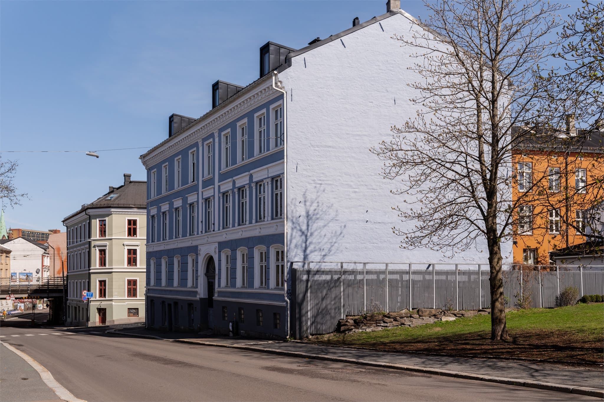 Eiendommen ligger sentralt i Gamlebyen, Oslos eldste bydel, med kort vei til kollektivknutepunktet på Oslo S.