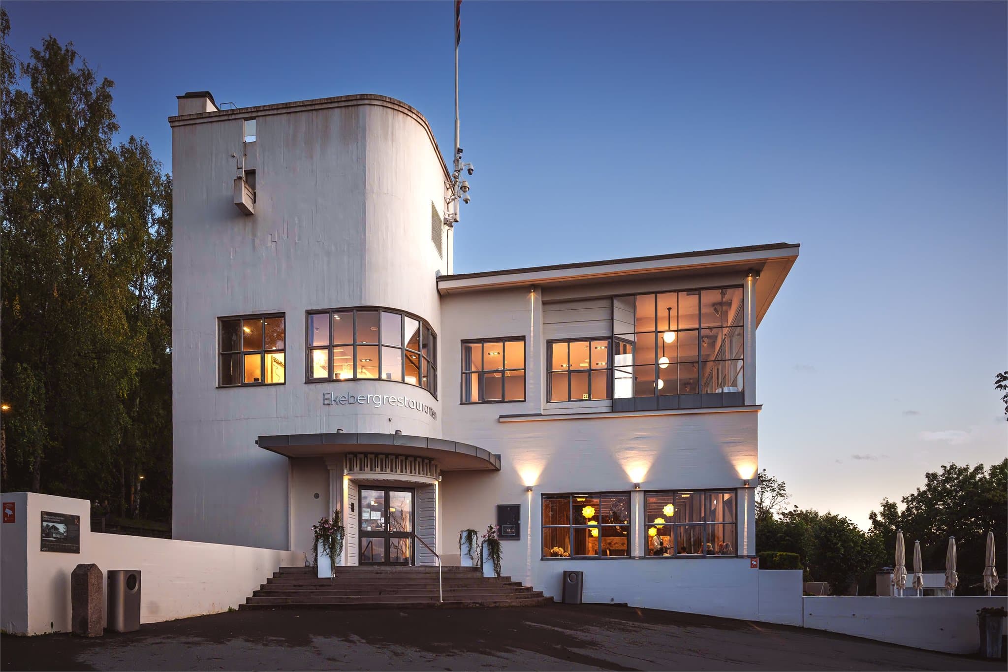 Den velkjente Ekebergrestauranten ligger i gangavstand og byr på matopplevelser med panoramautsikt.