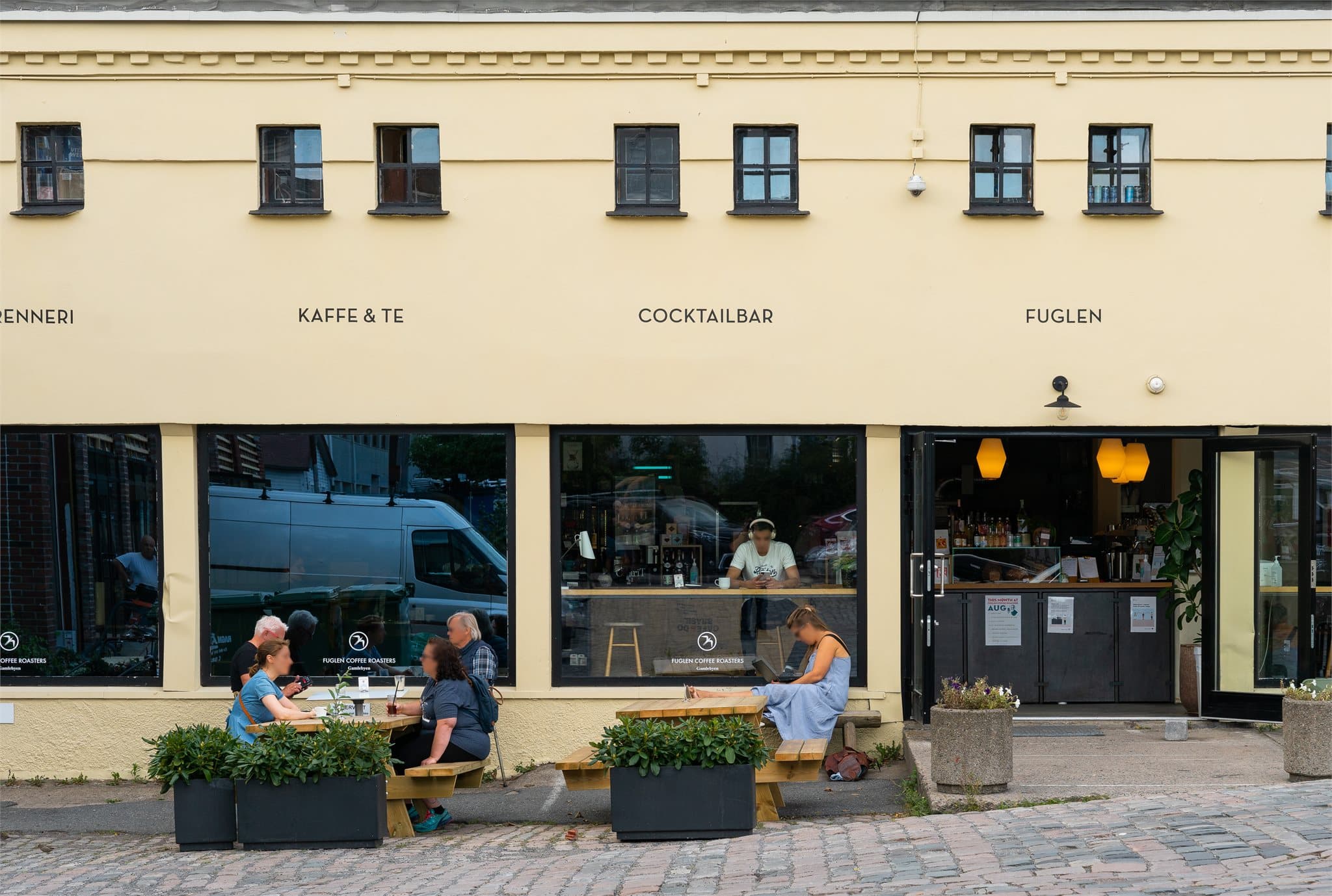 Nabolaget byr på flere spennende kaféer og restauranter. Her fra velkjente Fuglen i St.Halvards gate.