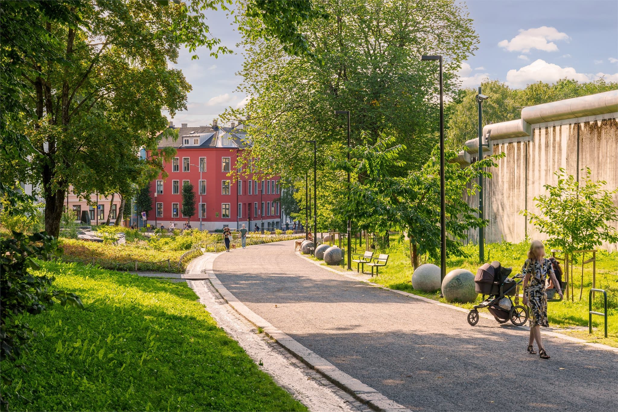 Leiligheten ligger attraktivt og sentralt i historiske Gamlebyen, der middelalderarv møter moderne byliv.