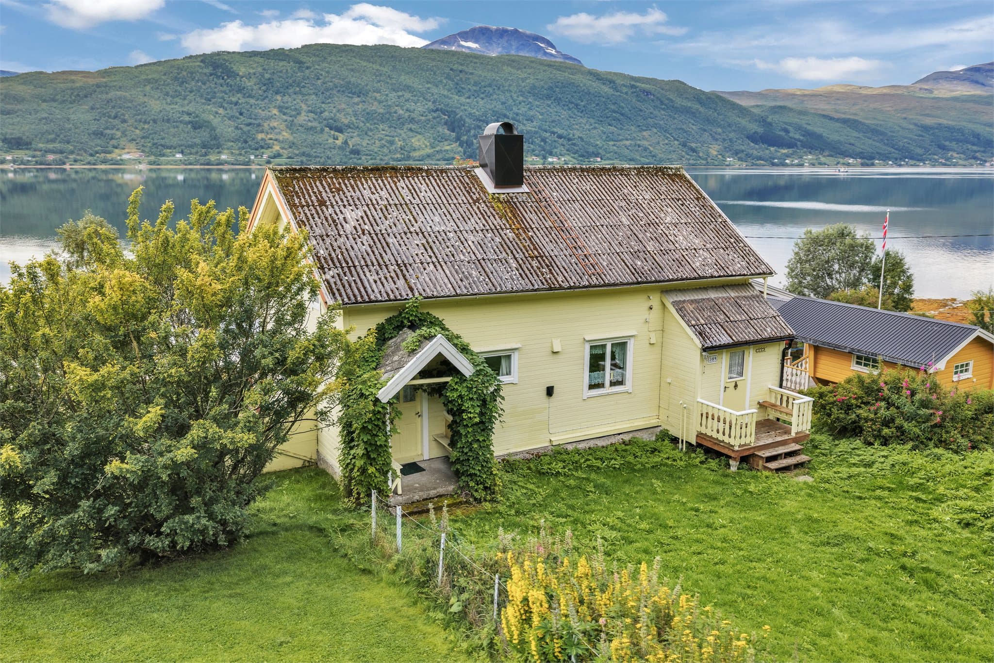 Eiendommen består av åtte teiger og et innholdsrikt tun omgitt av grøntarealer.