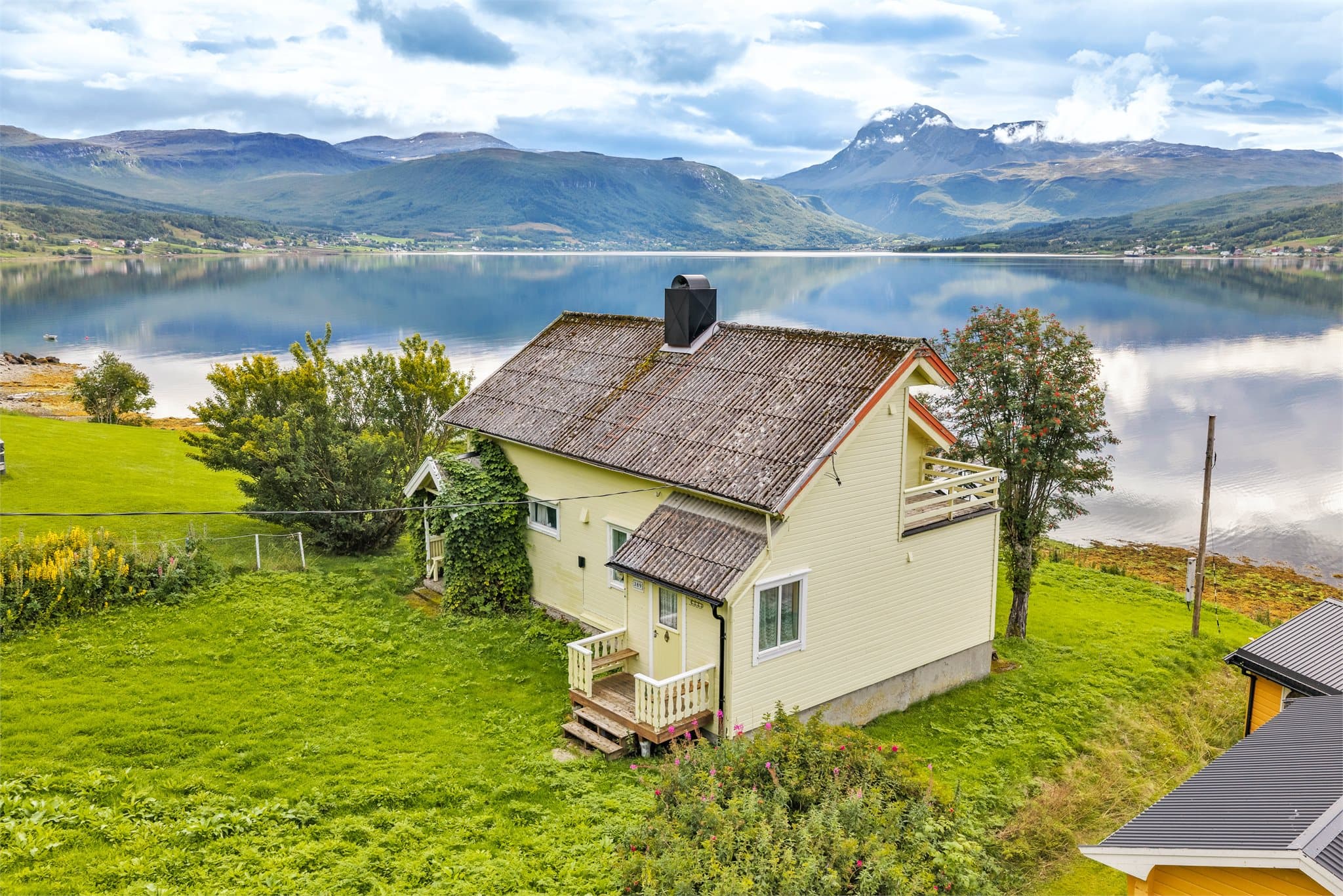 Fritidsbolig med strandlinje på stor eiendom opprinnelig fra 1870, vakkert plassert like ved Lavangsfjorden.
