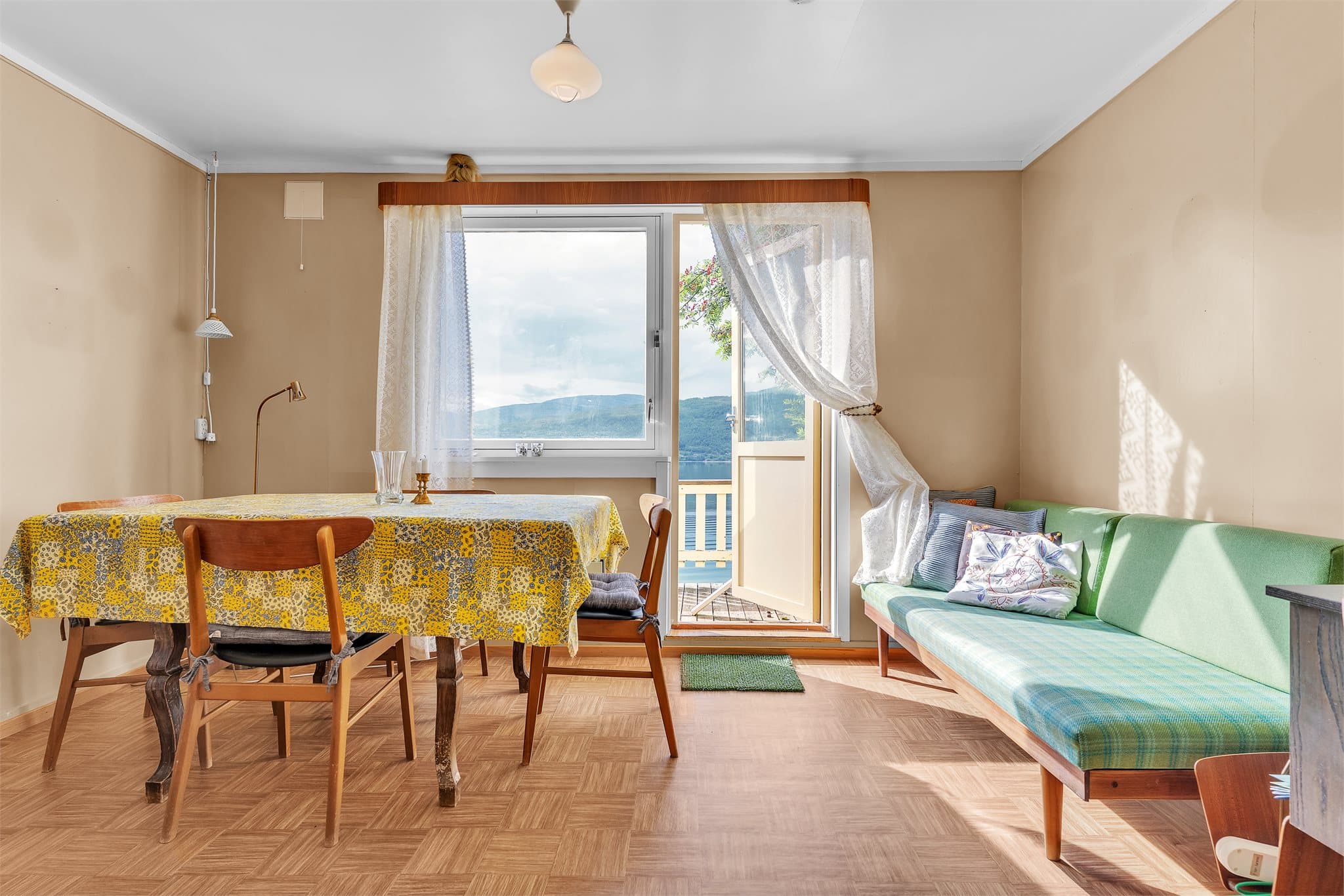 Spisestuen har direkte utgang til sørvendt altan og utsikt mot fjorden.