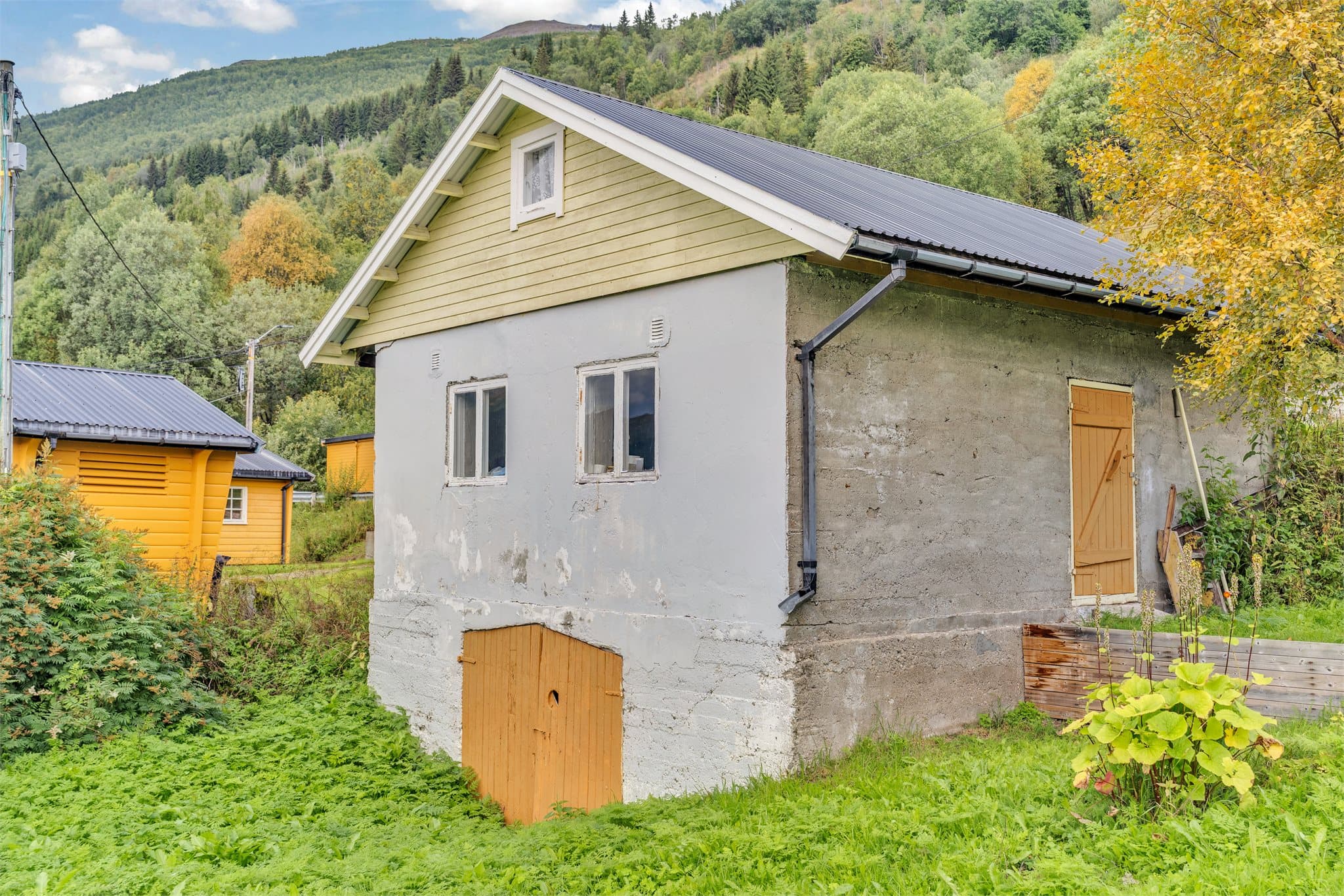 Uthuset har to etasjer med separate innganger til verksted og underetasje.