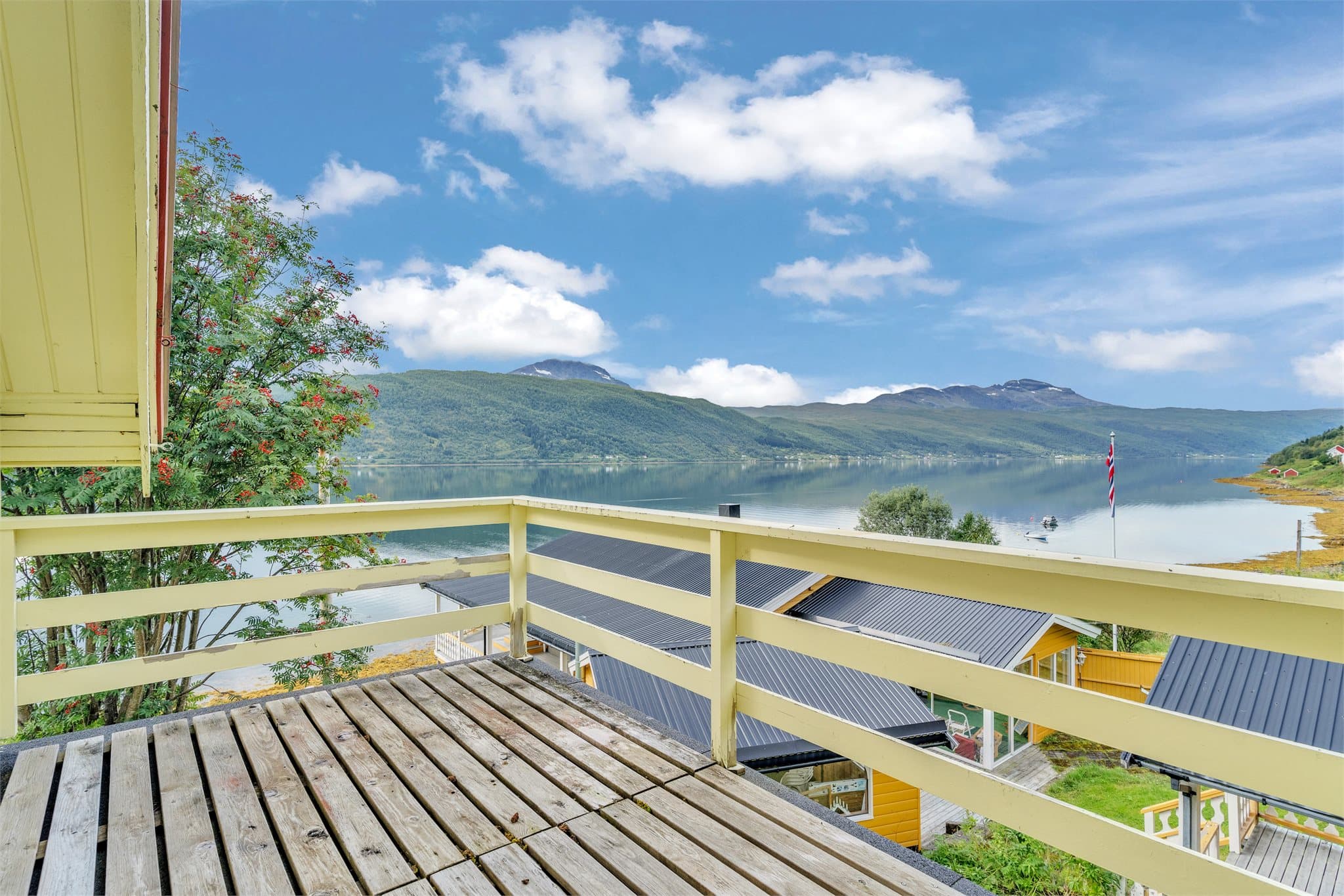 Takterrasse i andre etasje med åpen fjordutsikt og tredekke.