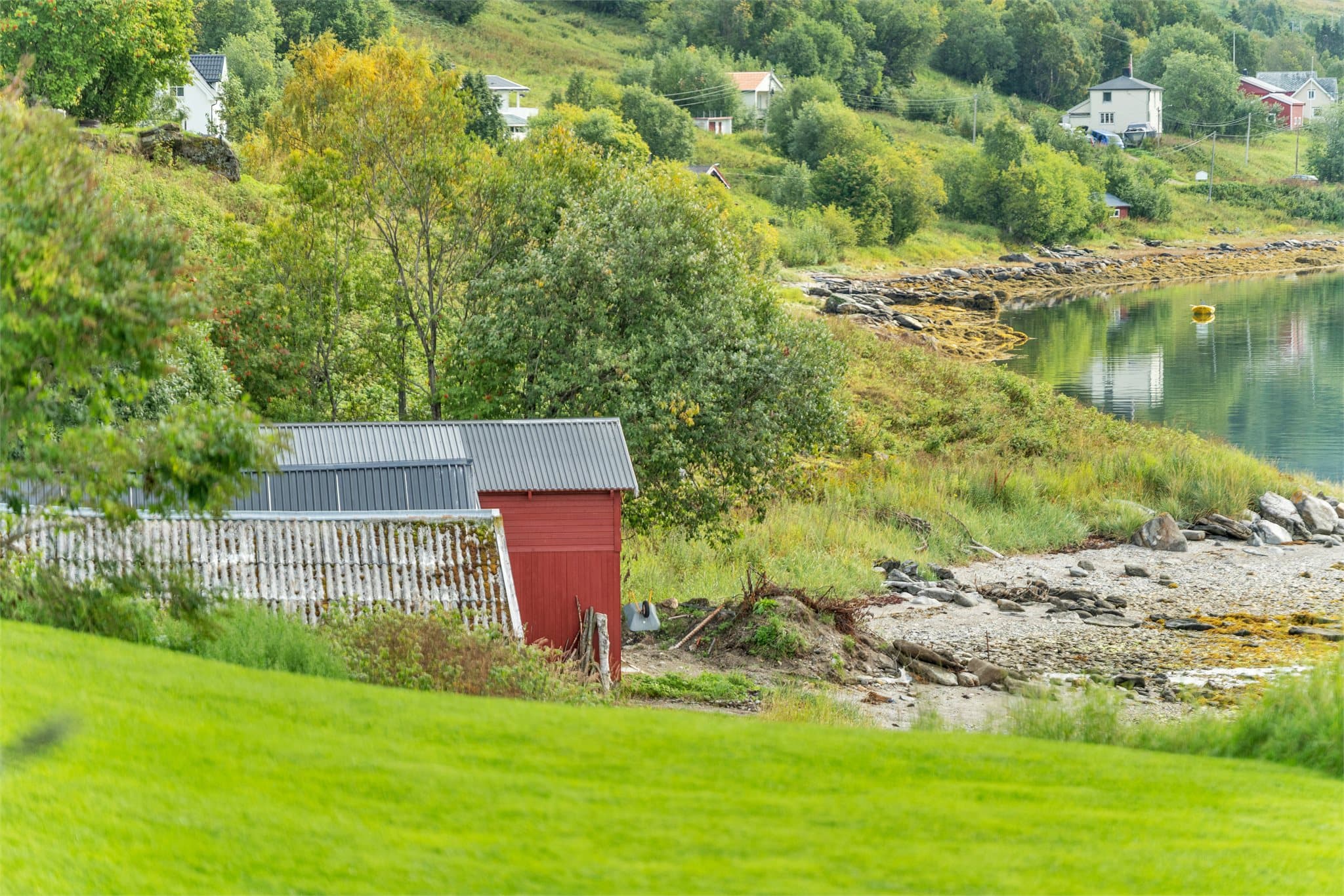 Naustrekka ved strandlinjen i kort gangavstand fra boligen.