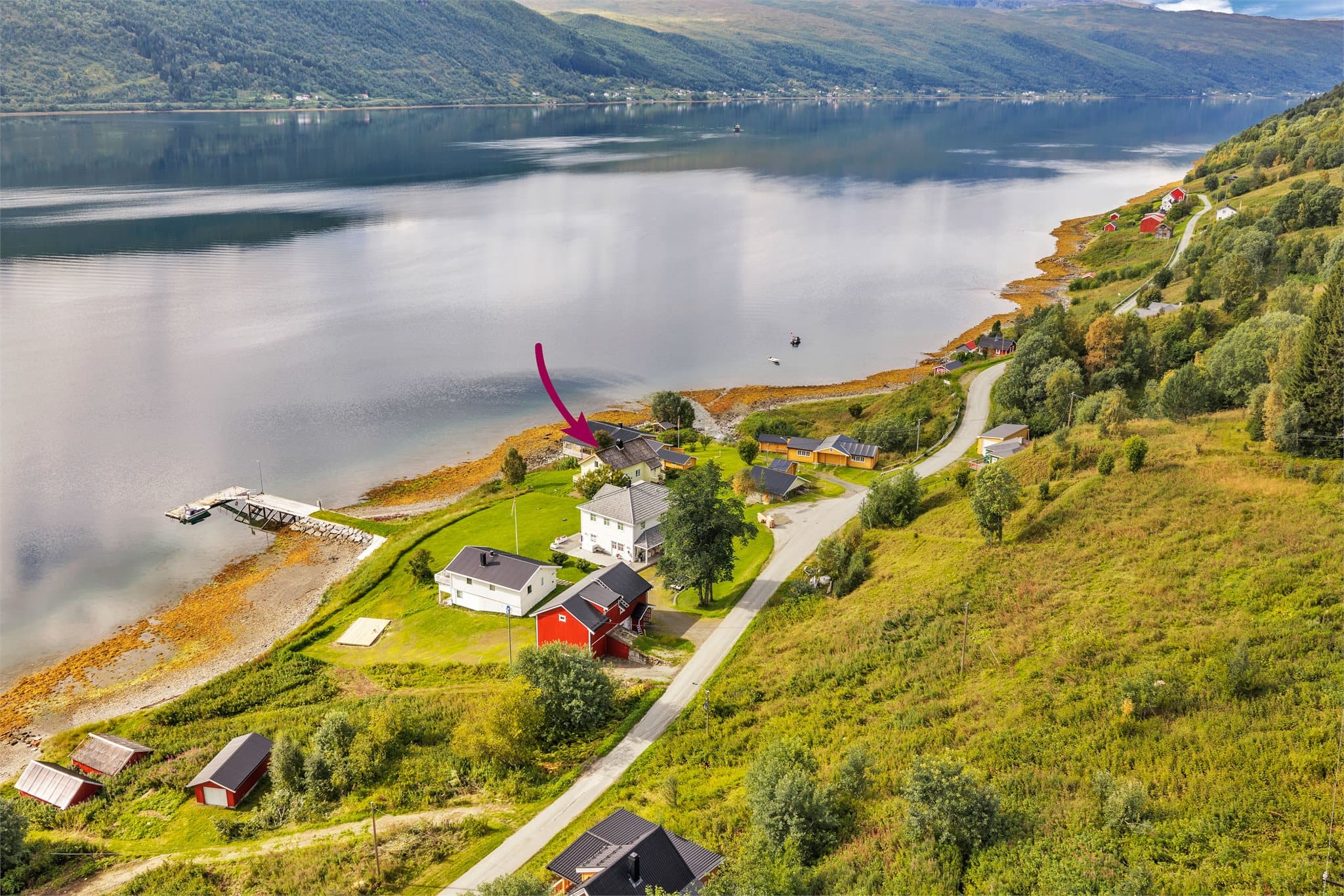 Eiendommen har teiger som strekker seg fra fjorden og oppover i terrenget.