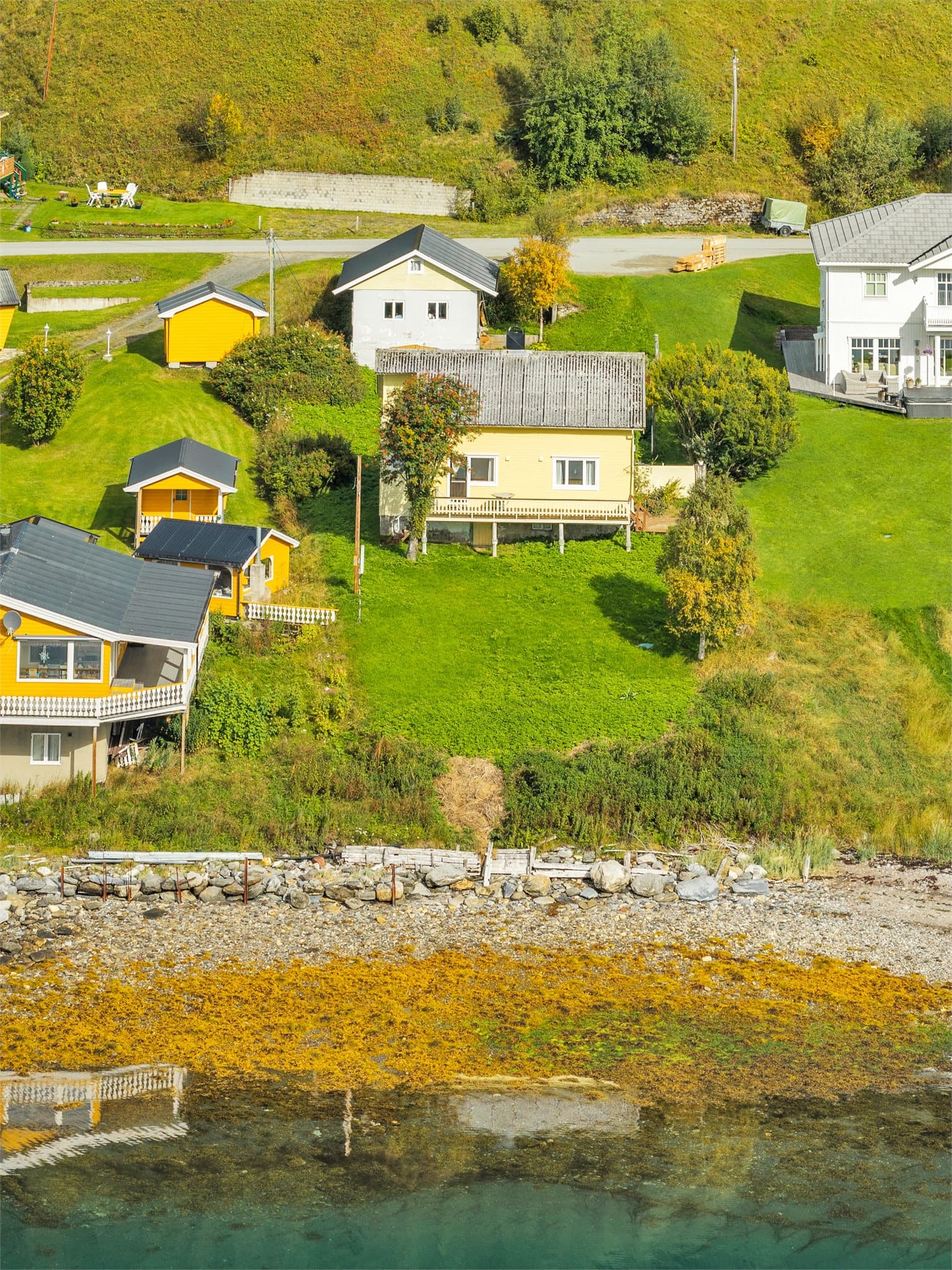 Hagen strekker seg fra boligen og ned mot strandsonen.