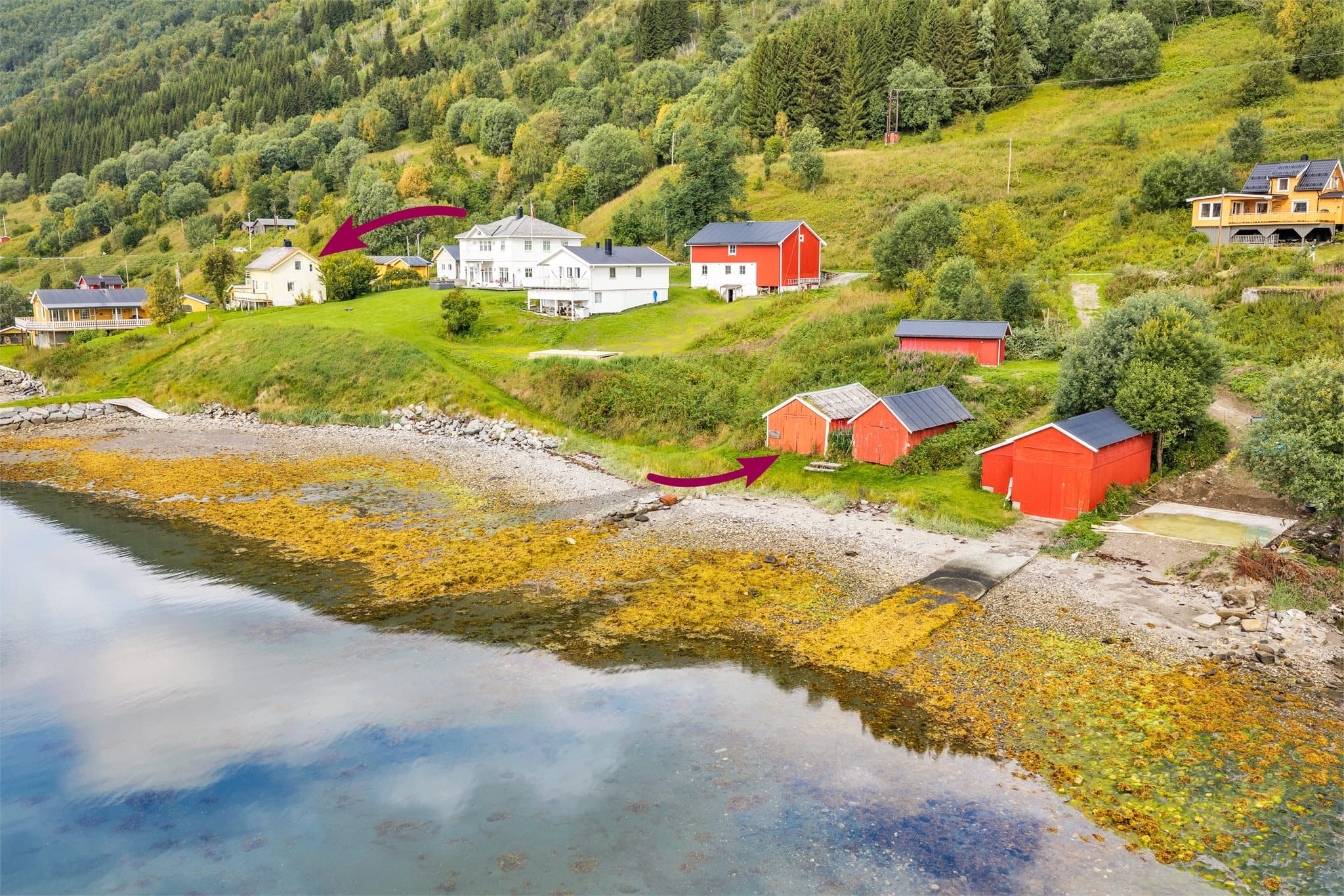 Kort vei mellom våningshuset og naustet nede ved sjøkanten.
