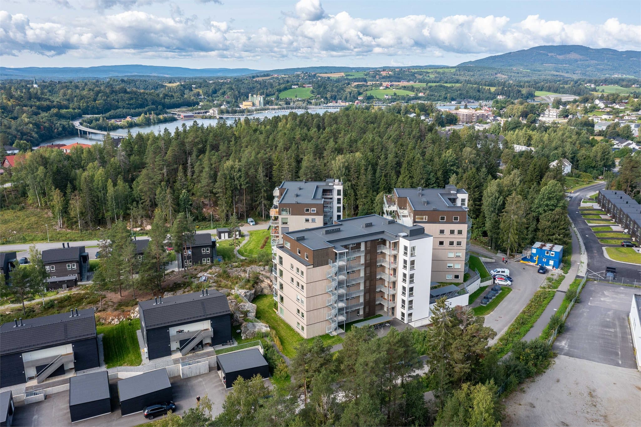 Fasade bakside. Det er etablert gang- og sykkelvei ned mot Sundet