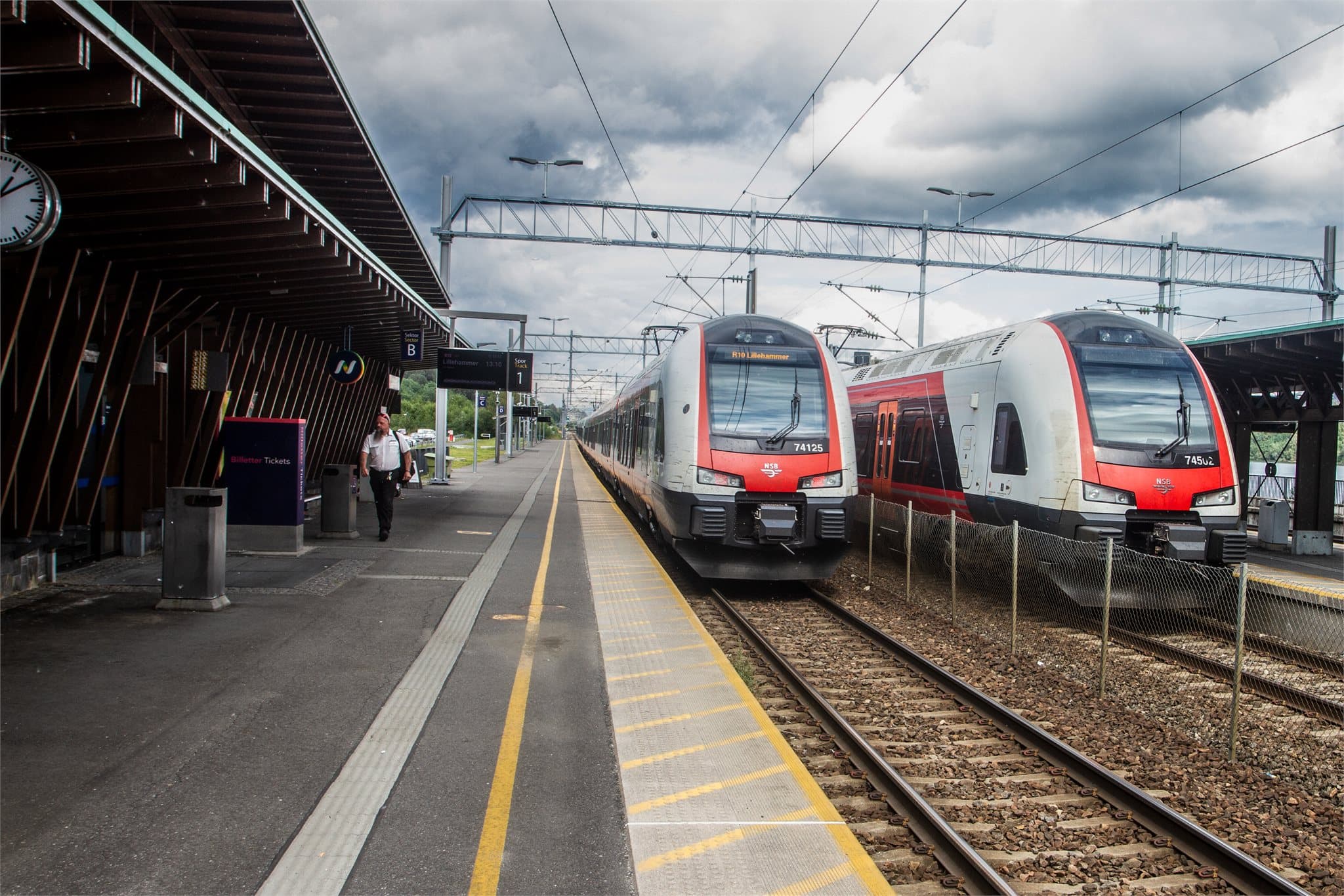 Kort vei til Eidsvoll Stasjon med svært gode togavganger mot Oslo (35min.), Lillestrøm (20min.) og Gardermoen (10min.). 3 avganger i timen!