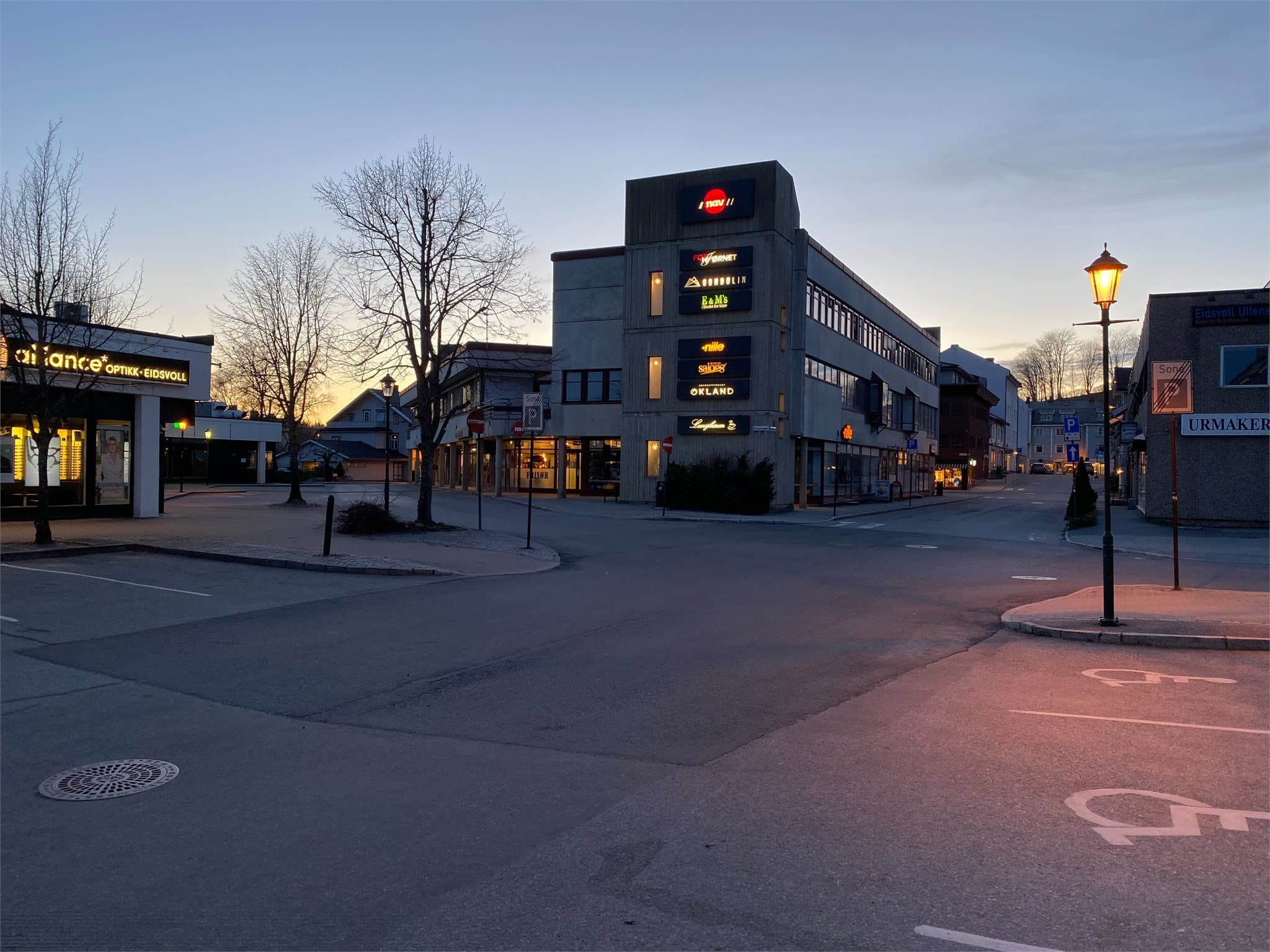 Sundet med butikker, servicetilbud og kommunehus
