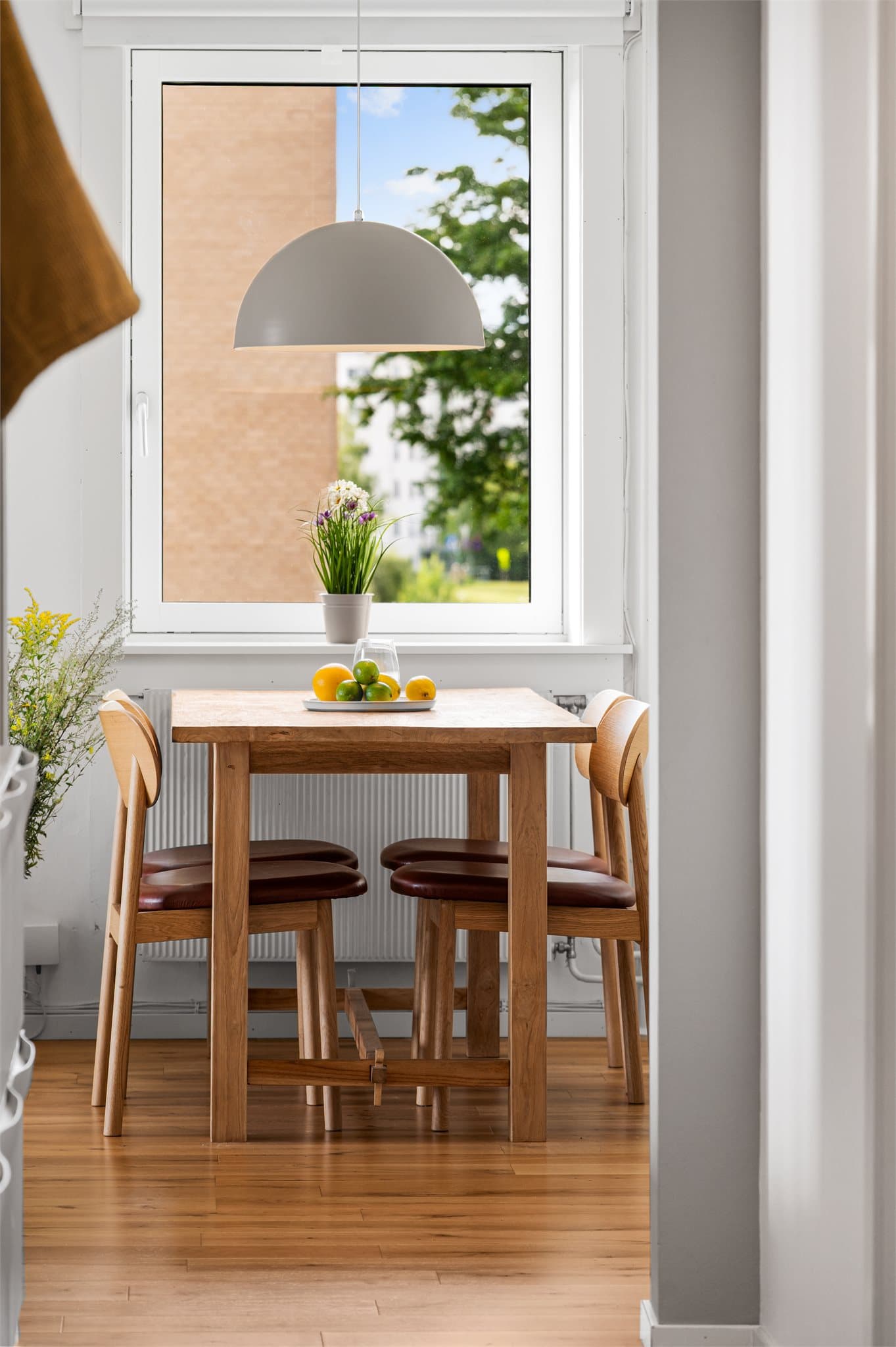 Rommet har store vindusflater som gir godt dagslys.