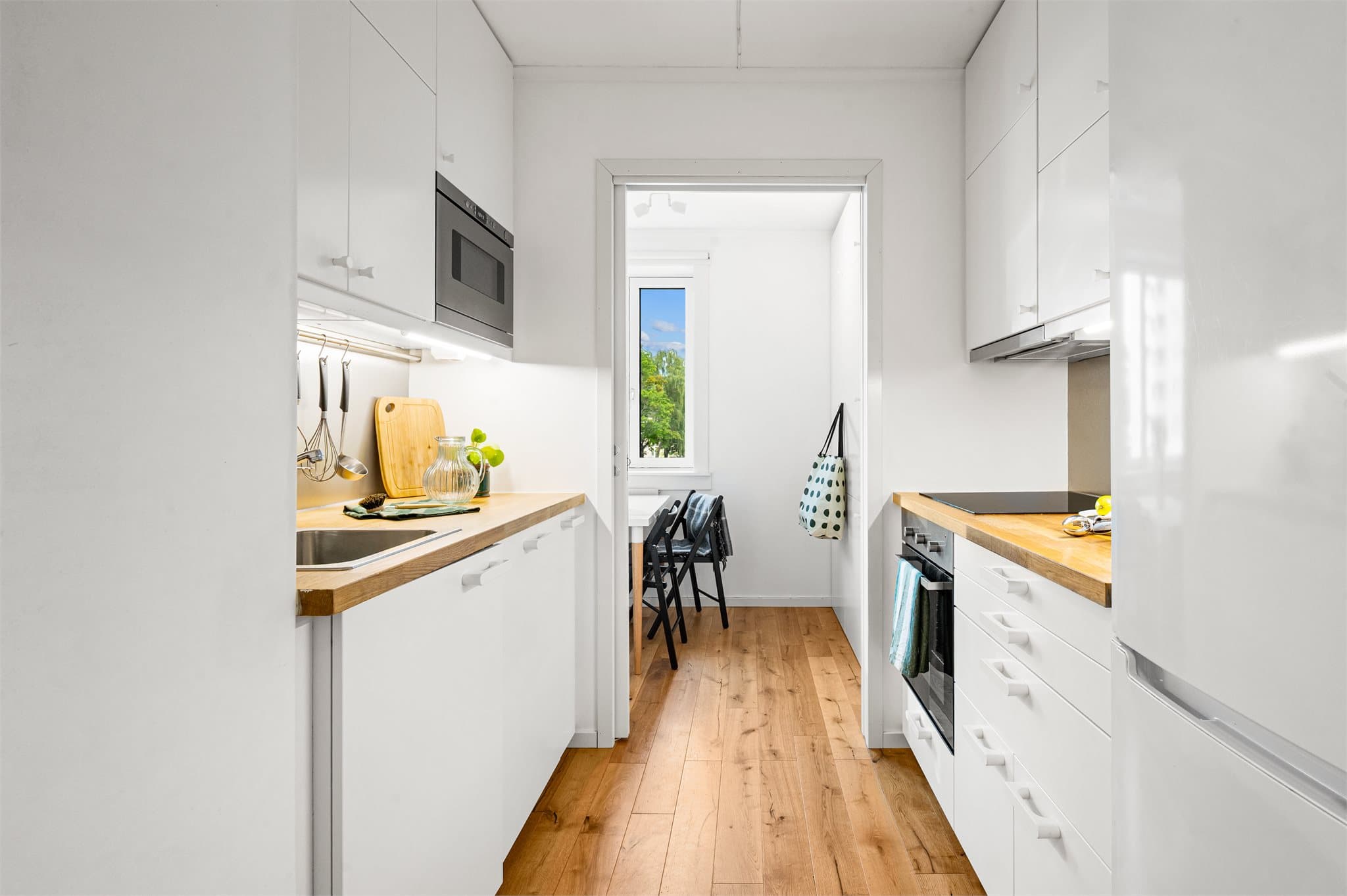 Kjøkken med integrerte hvitevarer, og godt med skap- og benkeplass.