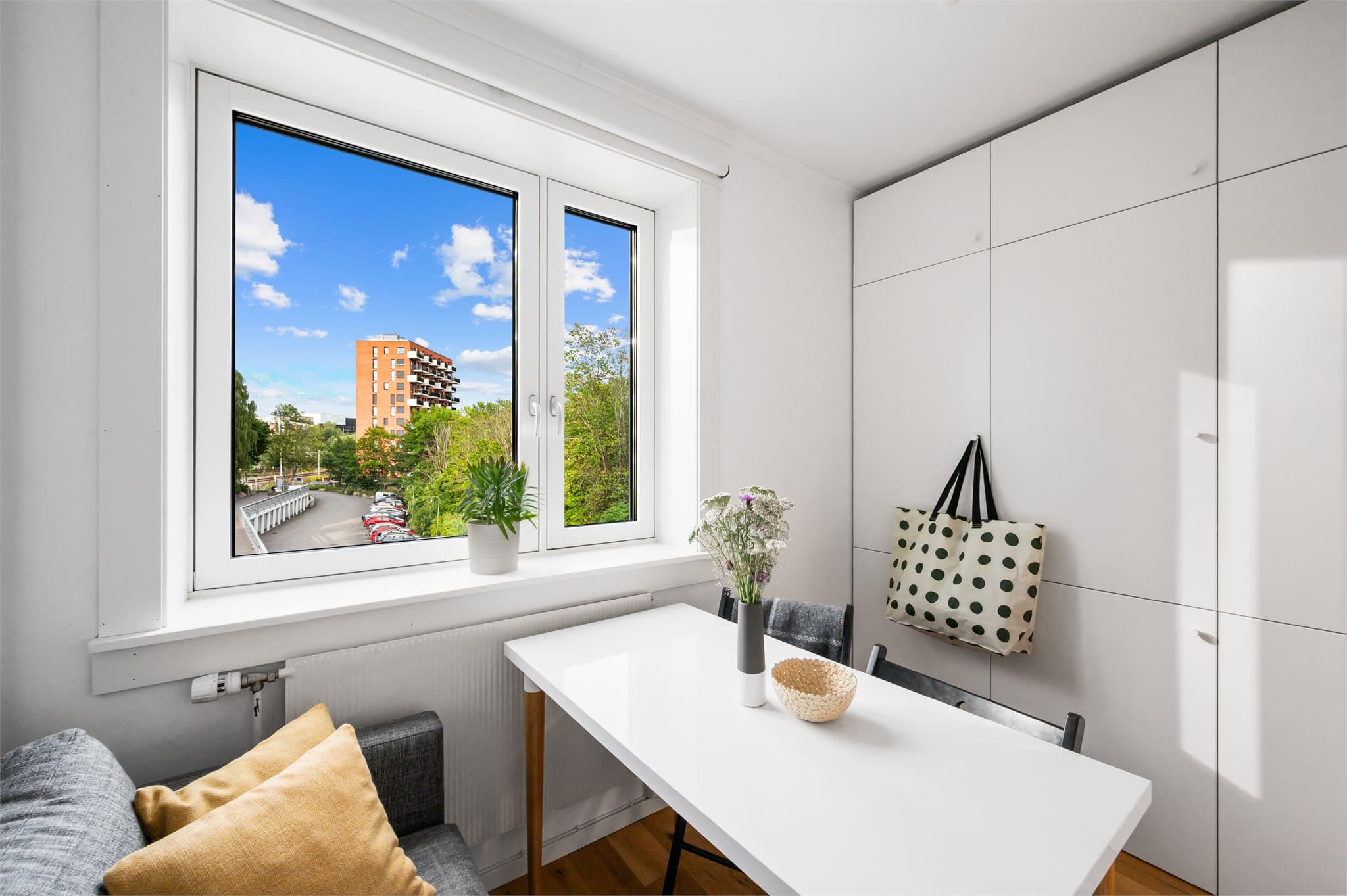 Her er det god plass til spisebord hvor du kan nyte morgenkaffen.