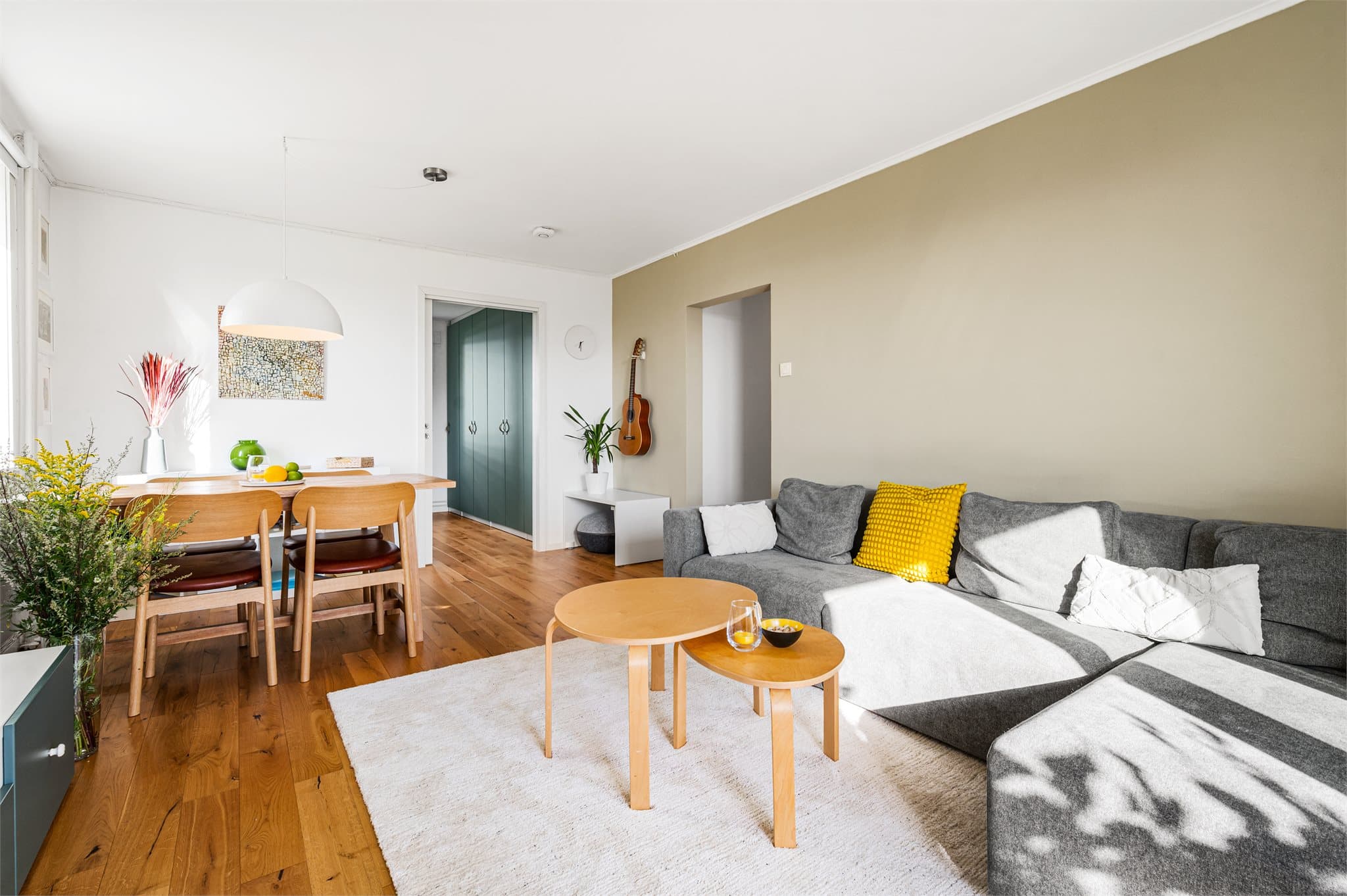 Stuen er romslig med god plass til sofaløsning og spisebord.