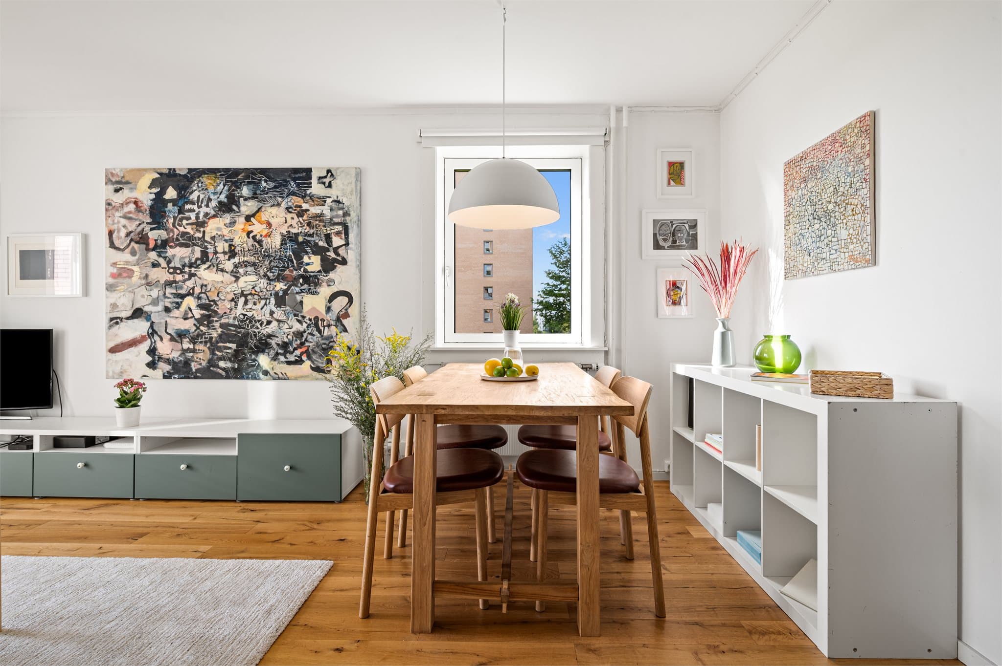 God plass til stort spisebord hvor du kan inviterer venner og familie til hyggelige middager.