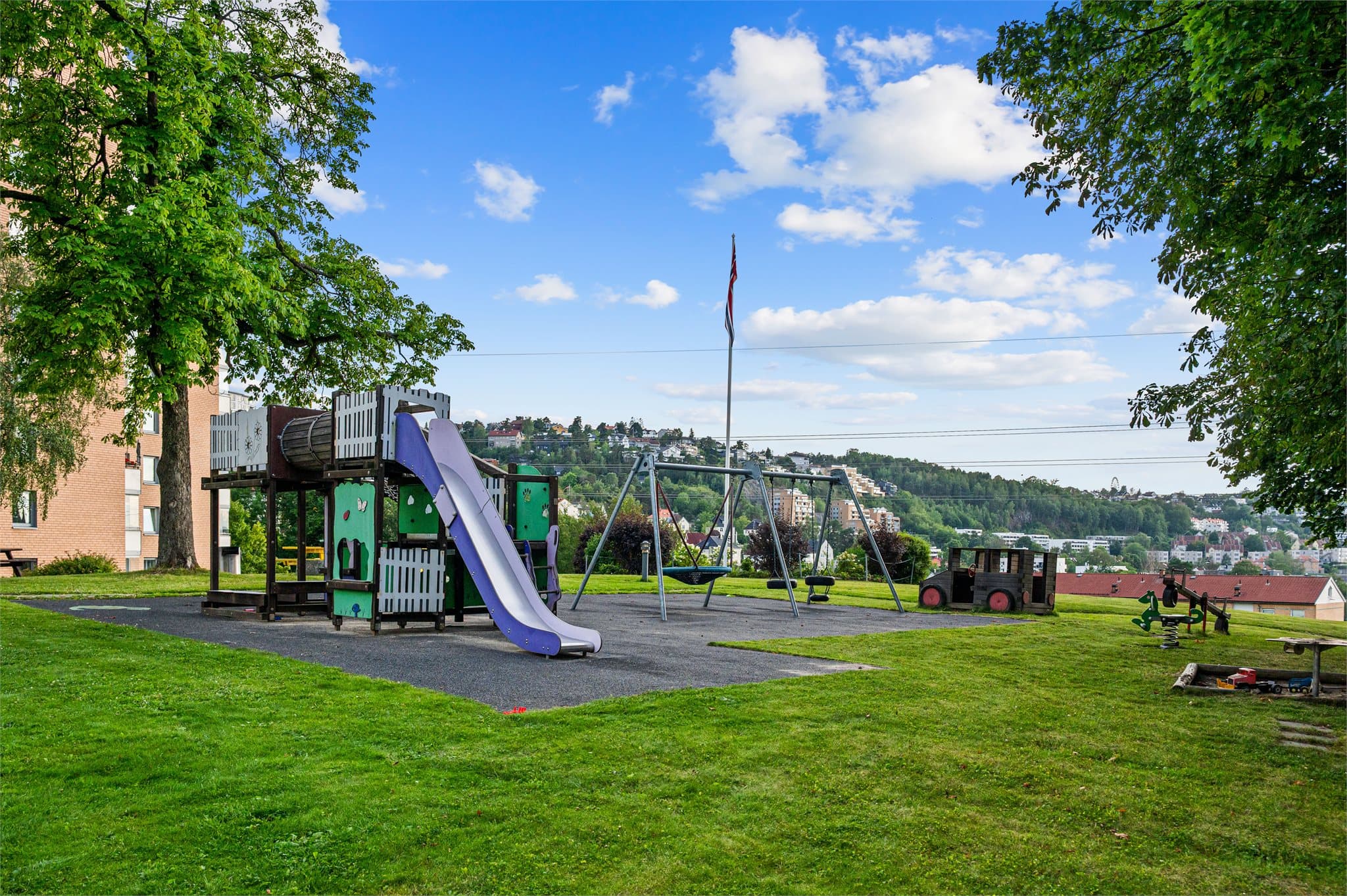 Sentralt i området er lekeplass avrundet med flere sittegrupper og mulighet for grilling.