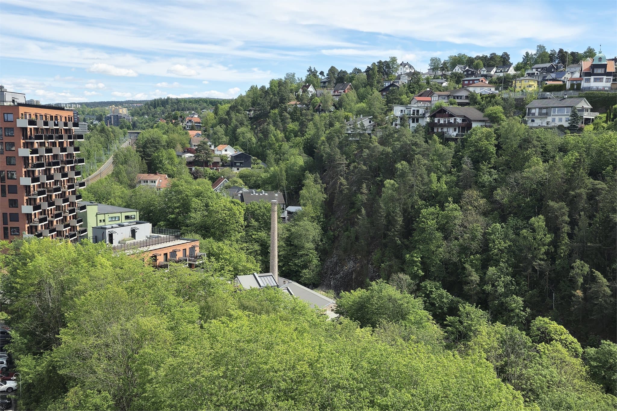 Svardalsparken er enormt stor naturområde med trær, busker, diverse karplanter og sopper. Rikt fugle- og dyreliv er det også!