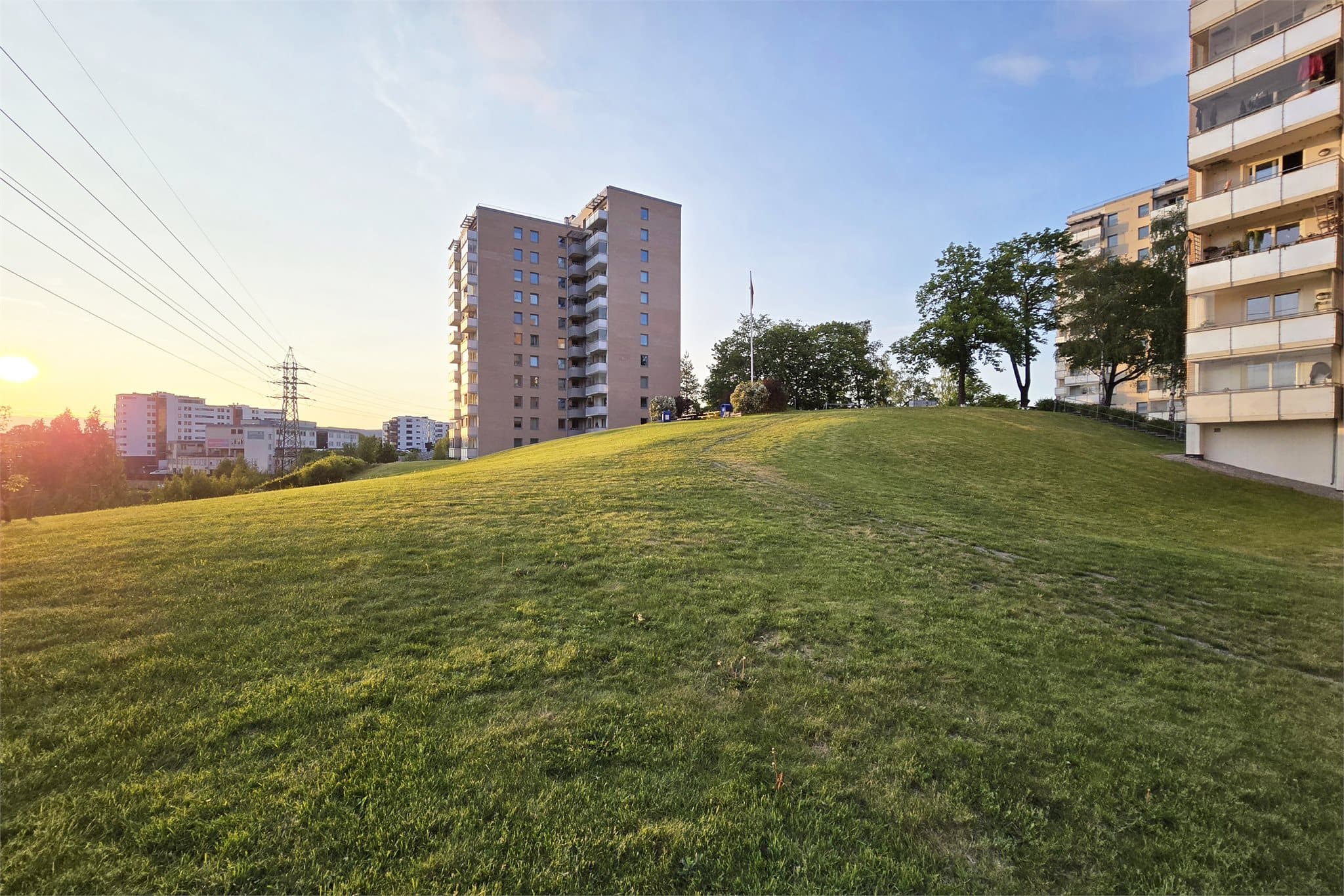 Beliggenheten i blokken gir leiligheten en fantastisk utsikt og gode solforhold.
