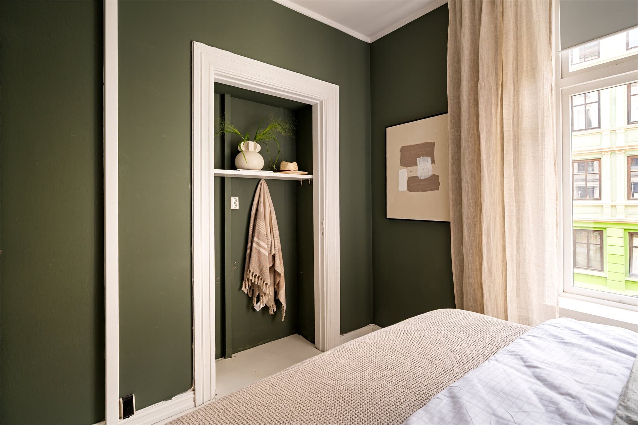 Praktisk nisje for oppbevaring.