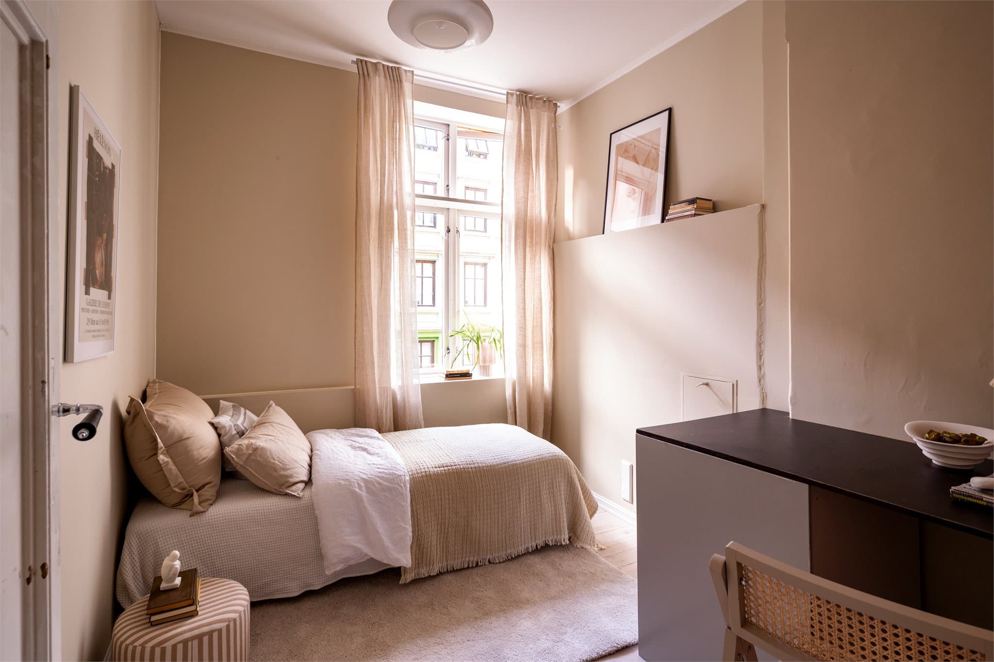 Soverom ll: Innbydende soverom med god plass til seng, skrivebord og annet ønskelig møblement.