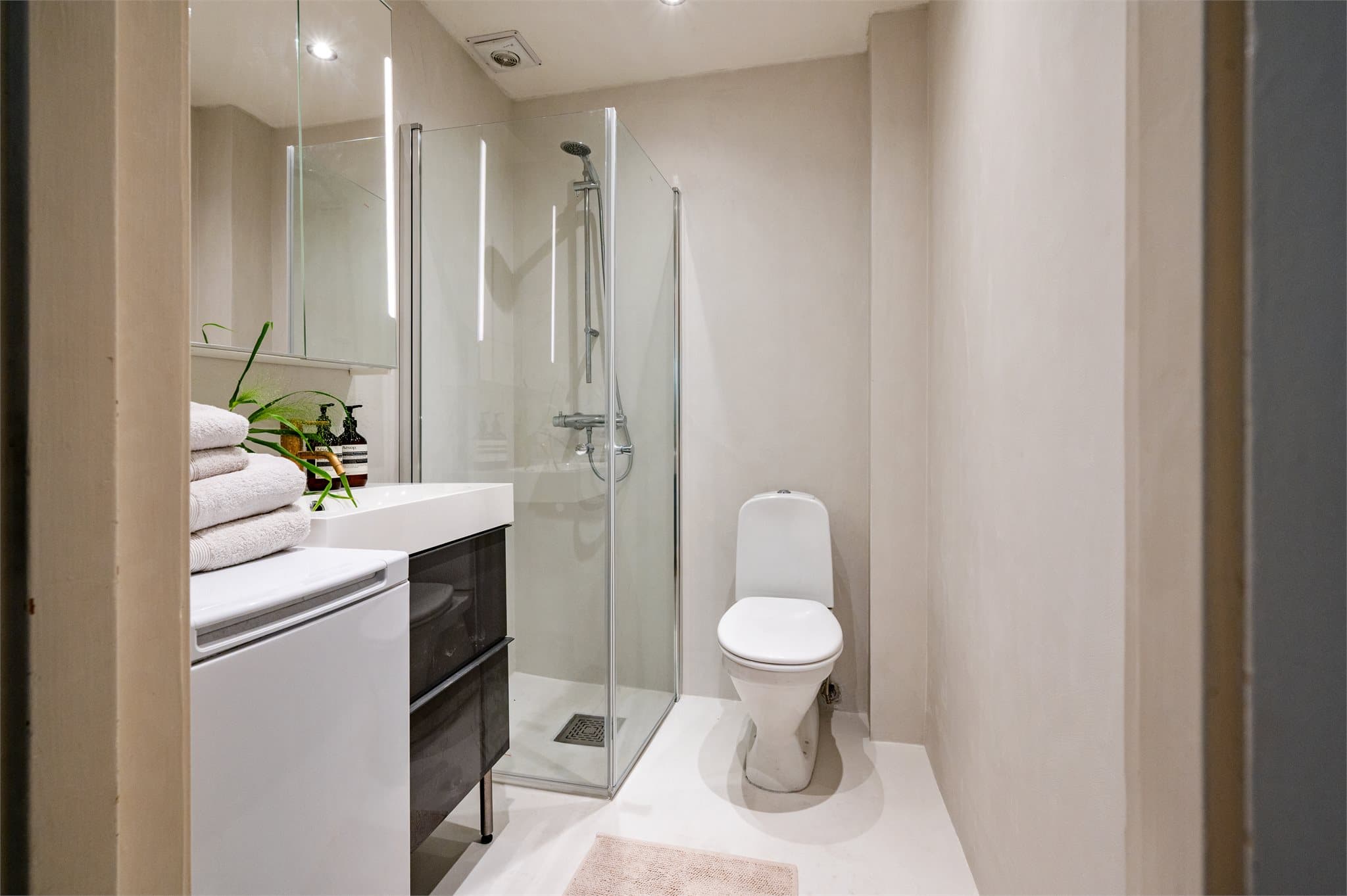 Badet ble overflatebehandlet med mikrosement i 2025.