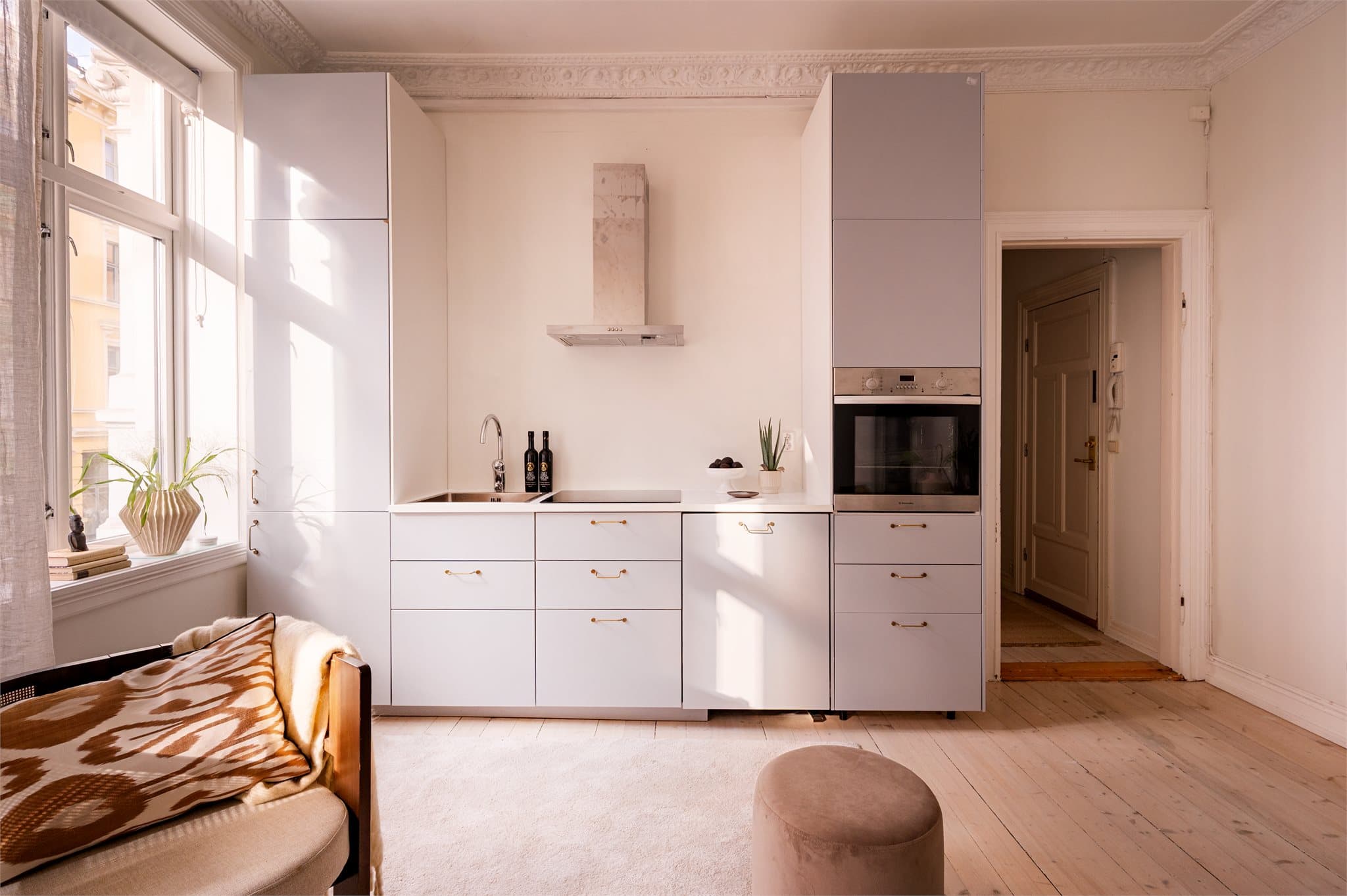 Stilrent kjøkken med integrerte hvitevarer.