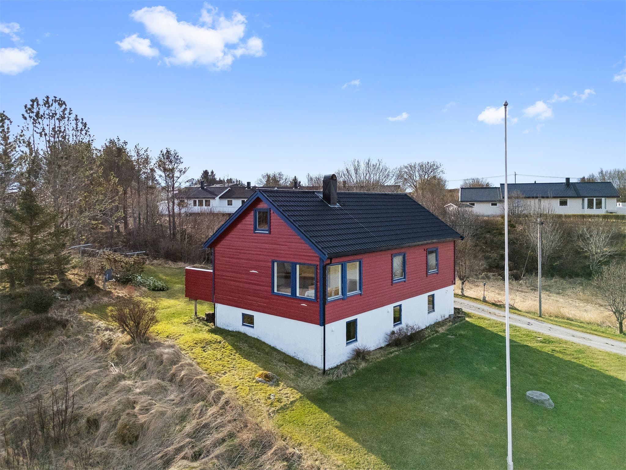 Flott enebolig med stort potensial og romslig tomt på ca. 1986 kvm.