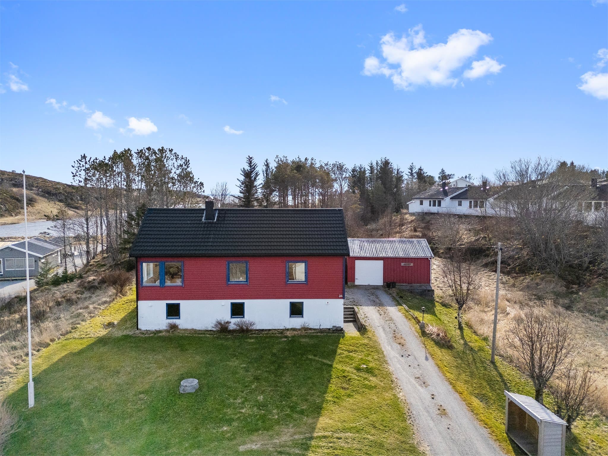 Området byr på flotte turområder som Øya runden og Vikan runden, som ligger rett utenfor døren.