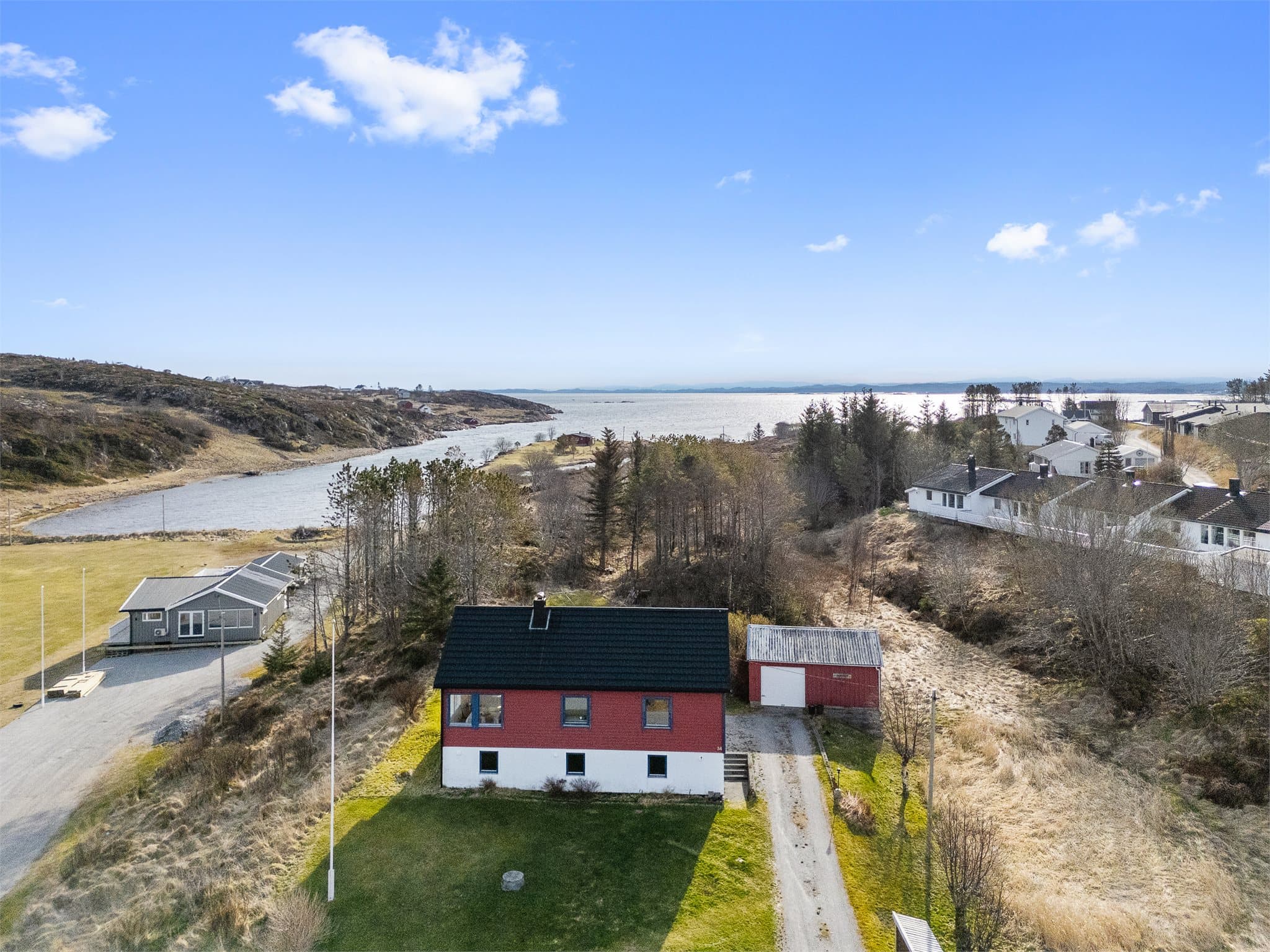 Emera eiendomsmegling ved Eskil Wahl ønsker velkommen til Flatøyveien 34! Fotograf: Haukadal / Interiørfoto.