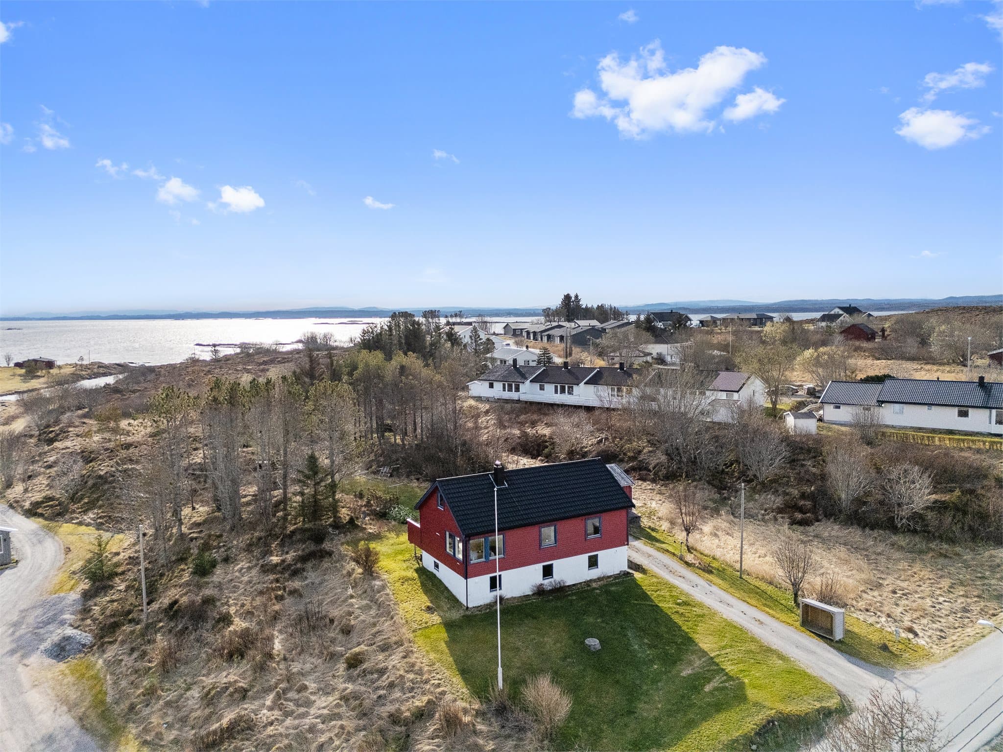 Eiendommen ligger i rolige og idylliske omgivelser med kort vei til sjøen og flotte muligheter for bading, båtliv og fiske.