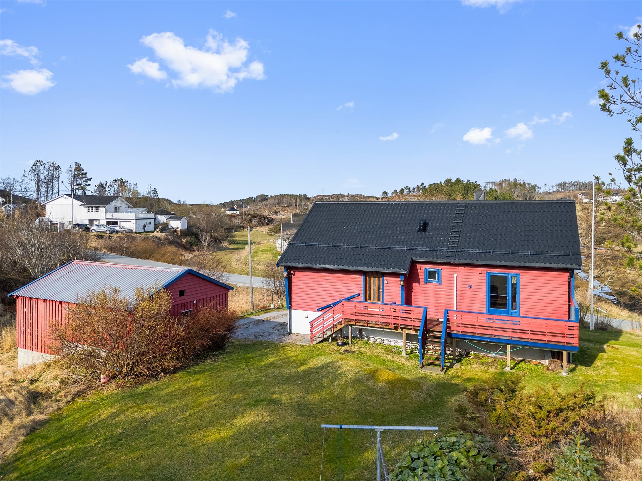 Velkommen til en innholdsrik familiebolig i landlige og fredelige omgivelser i Hamarvik, hvor sjøen ligger bare få minutter unna.
