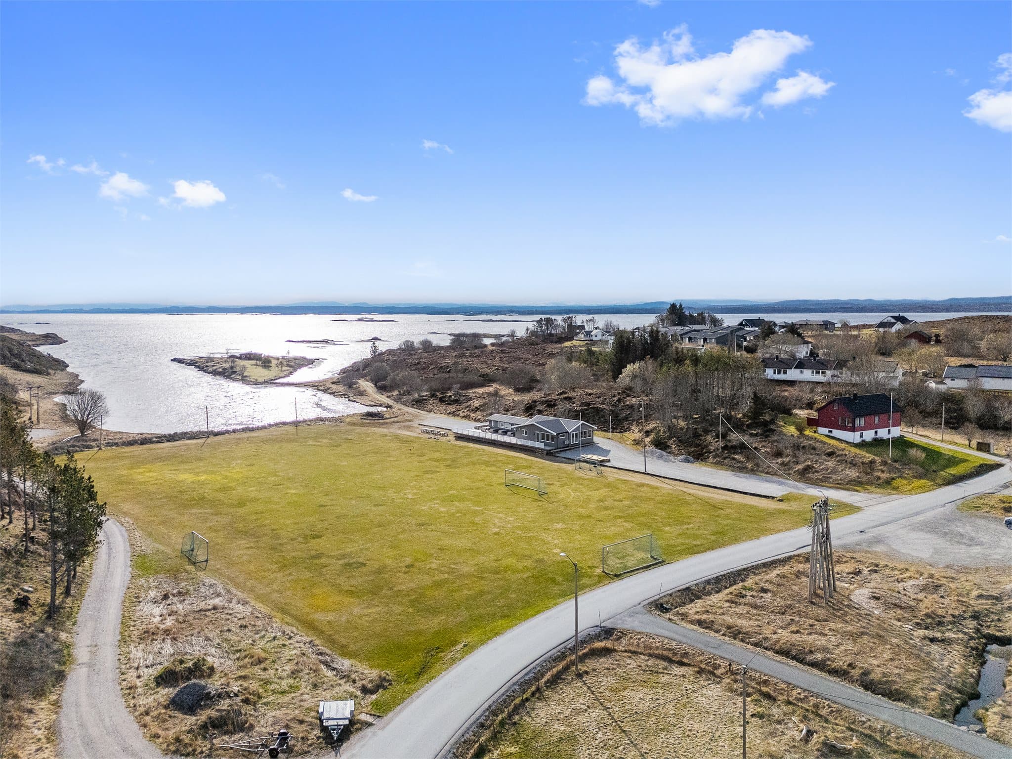 Her bor man i et rolig og barnevennlig område med Flatøya fotballbane og sjøen like ved.